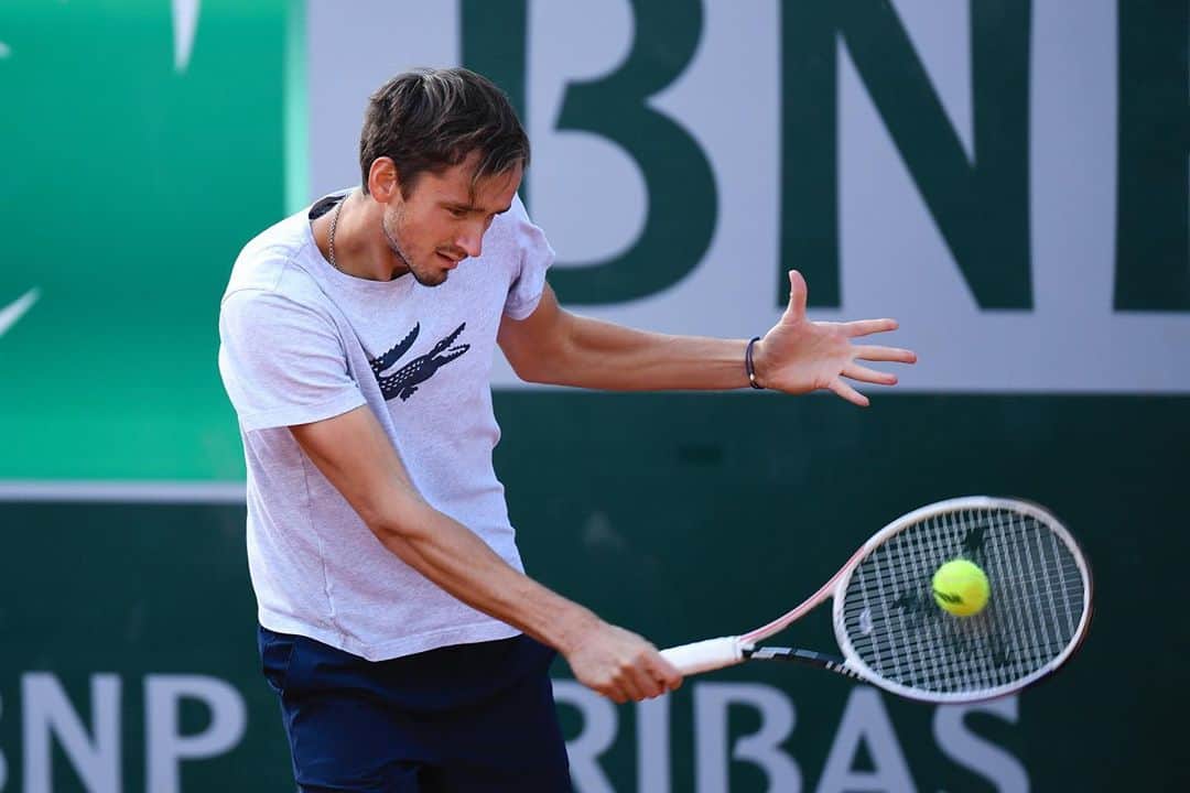 ダニール・メドベージェフさんのインスタグラム写真 - (ダニール・メドベージェフInstagram)「Practicing in Paris 🎾🇫🇷 // Тренируюсь в Париже 🎾🇫🇷」9月26日 21時18分 - medwed33