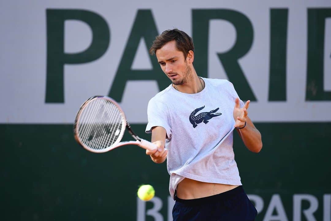 ダニール・メドベージェフのインスタグラム：「Practicing in Paris 🎾🇫🇷 // Тренируюсь в Париже 🎾🇫🇷」