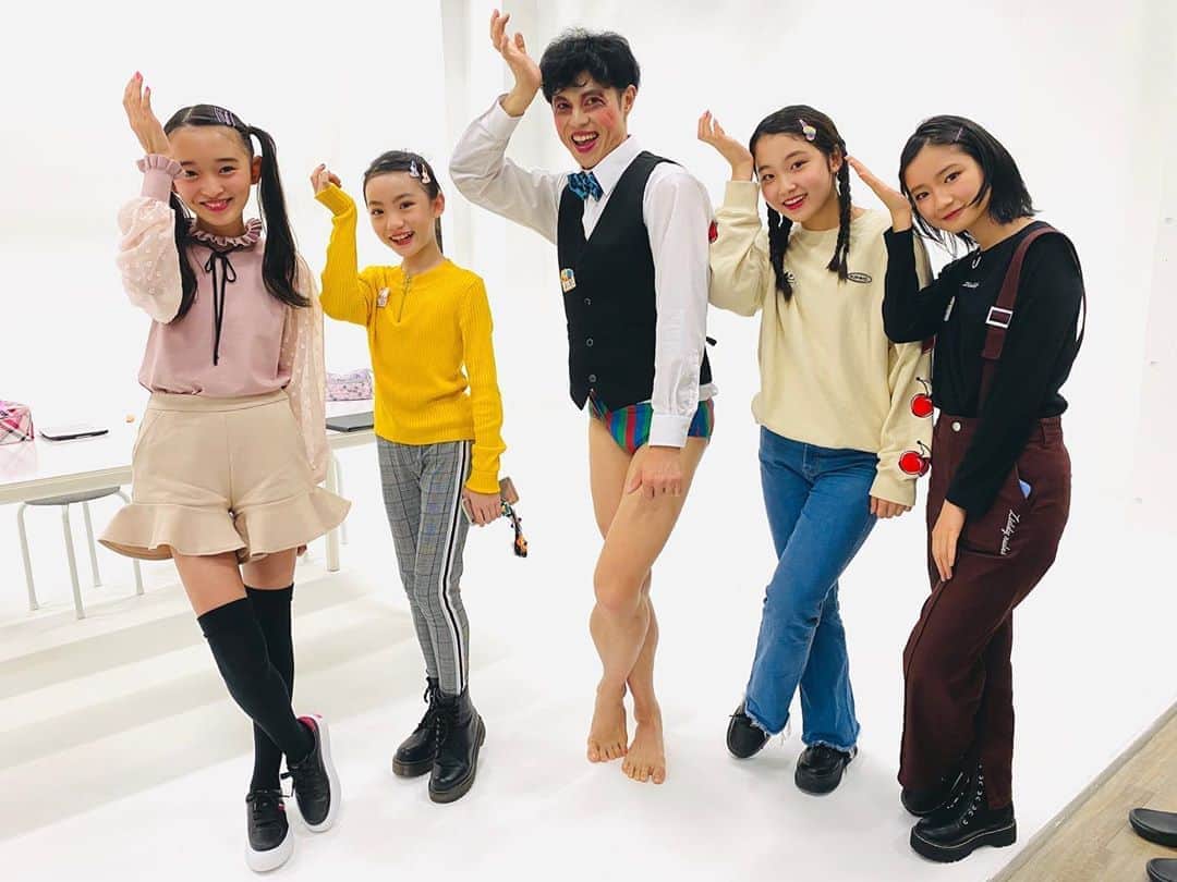 ニコ☆プチのインスタグラム：「🙏💖✨🌈 小島よしおさんとご一緒に ピーヤ＆キュンです👐🏻💓 . . 10月号にもご登場いただいています‼︎✌︎✌︎✏️ YouTubeをお楽しみに🤫🖤 #ピーヤの休日  #小島よしお さん @kojimayoshiopiya #ありがとうございました  #あんな #井口虹姫  #八木珠梨  #和田美羽」
