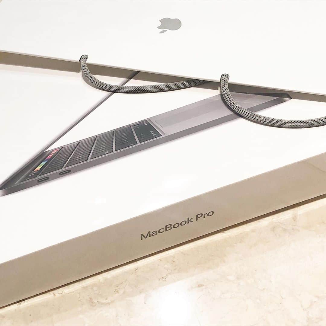 榊山敬代のインスタグラム：「💻🍎… ・ 先週購入をしました 新しいパソコンさん  記録を忘れていましたのでメモの巻 購入するきっかけとなりましたのは  調子が悪かったパソコンさんの 気配に新しいパソコンを買った のですけれどなんとタイミング 良くも購入した3日後くらいに  古いパソコンさん故障…😭  早速パソコン修理に出しまして ハードディスクだけでも復活を させたい状況で診察中な今週中  そして  今日早速診断されました結果 ハードディスクさま重症にて 寿命もあるみたいでしたけど  なんとかハードディスクは復活できる とのお知らせにすこし安心しました時  覚悟はしてたけど新しいパソコンを迎えた 途端に突然使えなくなるというタイミング  パソコンのかみさまへありがとうのとき  ところで愛用してるパソコンは MacBookProなのですけれども  今回も使い慣れたMacBookProの 新しいカラーのグレーを購入する ことができましたのも奇跡な時で  ネット注文ですと１ヶ月後の到着に なってしまう程在庫もない状況にて  先週はたまたま大雨で店内も 空いていて在庫もありまして  ラッキーなタイミングで無事 お迎えすることができました  しかもこの日は美容院の帰り道で 買う気も無くなんとなく立ち寄り お迎えする流れになりましたのは  きっと古いパソコンさんからの指令かなと その日はとても不思議な雨の日なのでした  最近は新しいパソコンの 感覚に慣れたくて模索中  まだハジメマシテ感満載なわたしたち いつか相性バッチリなパートナーへと 繋がれるようにしたい2020年の節目也 ・ ・　 ２枚目…🐹 ネズミちゃんどんぐり夫妻も興味津々の巻 アップルのマークはミラー素材に変化なり ・ ・　 ３枚目…⌨️ キーボードの上の段は液晶に なっていてzoomの退出など 液晶をタッチして操作できる Siri機能も液晶画面でタッチ  進化してるなぁ…🙄💭… ・ ・　 #パソコン も #リセット中 ・ ・  ・ ・ #秋 #Autumn #macbookPro #Apple #Mac #Catalina #きょうのアトリエ #パソコン作業#制作#作品 #絵画 #日本画 #SAKAKiYAMATAKAYO  #アート #art #artgram  #illustrator #Photoshop #ペンタブレット  #新しいの欲しい #日本画家 の #アトリエこんなもん」