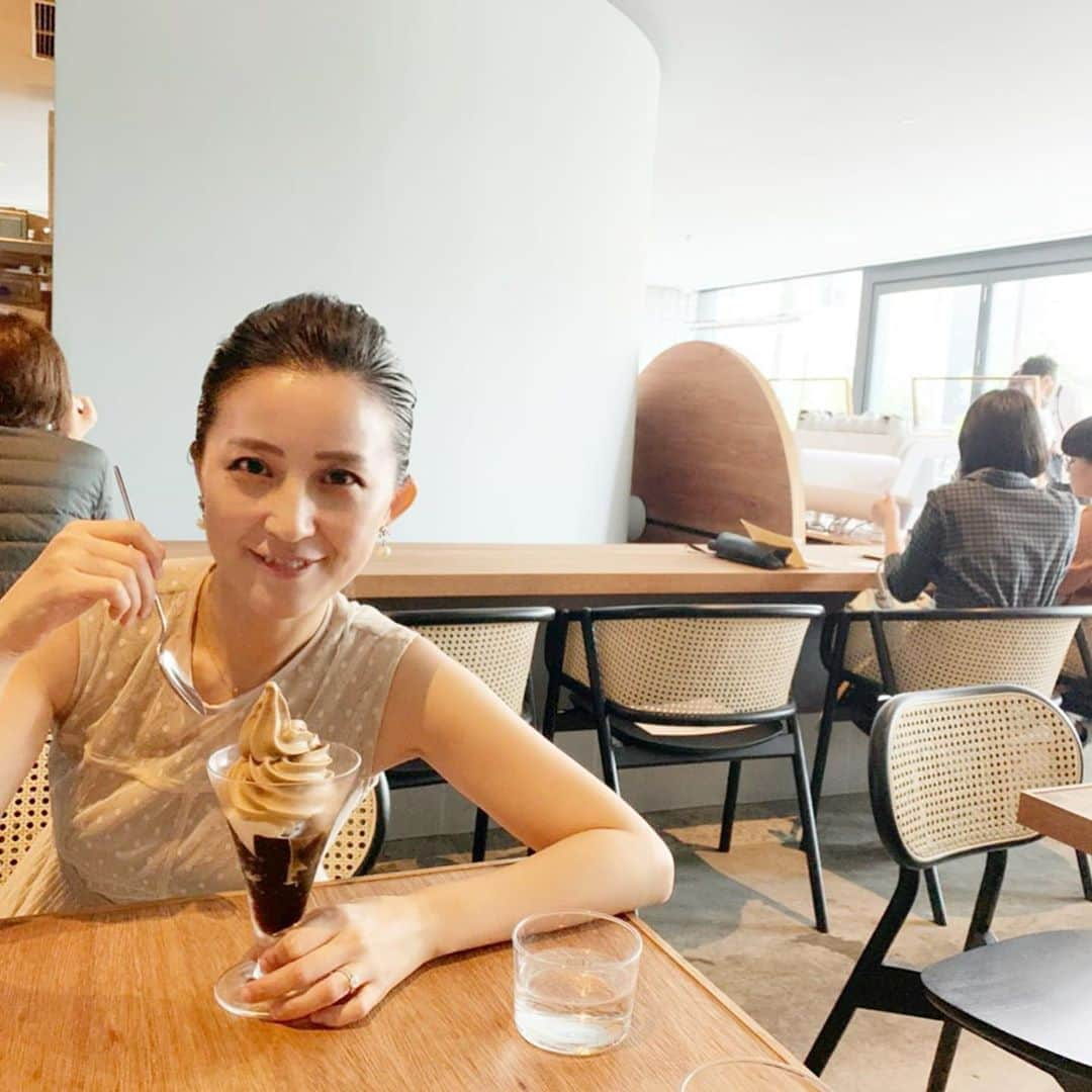 来栖あつこさんのインスタグラム写真 - (来栖あつこInstagram)「「OGAWA COFFEE LABORATORY」へ☕️﻿ ﻿ いつも自宅でハンドドリップしているコーヒーは、小川珈琲の有機栽培モカブレンドだから、京都の有名珈琲店の本気の味、お店飲んでみたかったの。﻿ ﻿ ﻿ ﻿ コーヒーソフト、こちら日によって珈琲の濃度が変わるそうで『今日は濃い目に出来ました♡ラッキーですよ』って言われた😳﻿ 濃い味のソフトクリームの下には、バニラやナッツ、フレークも隠れていました。﻿ 美味しかった🍦﻿ ﻿ 生憎の天気でしたが、初めての街、桜新町を楽しめました。﻿ ﻿ ﻿ #コーヒー#珈琲#coffee#☕️﻿ #小川珈琲#オガワコーヒーラボラトリー﻿ #リス顔 #猫顔 #たぬき顔 #アヒル口 ﻿ #来栖あつこ ﻿ #atsukokurusu﻿ #ランチ #🍽 #サザエさんの街」9月26日 21時26分 - atsukokurusu