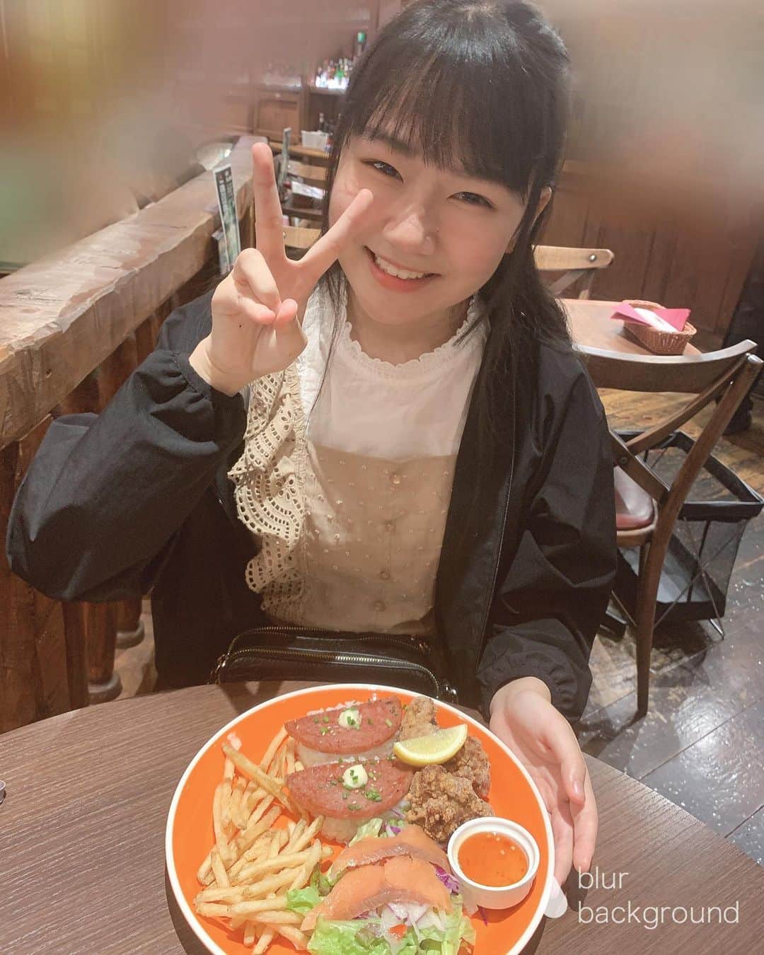 みのり（民謡ガールズ）のインスタグラム：「今日のお昼ご飯❕  #WAWAWA #みのり #お昼ご飯 #スパム #サーモン #サラダ #ポテト #唐揚げ #チリソース #ハワイ #lunch #instagood #instalike follow」