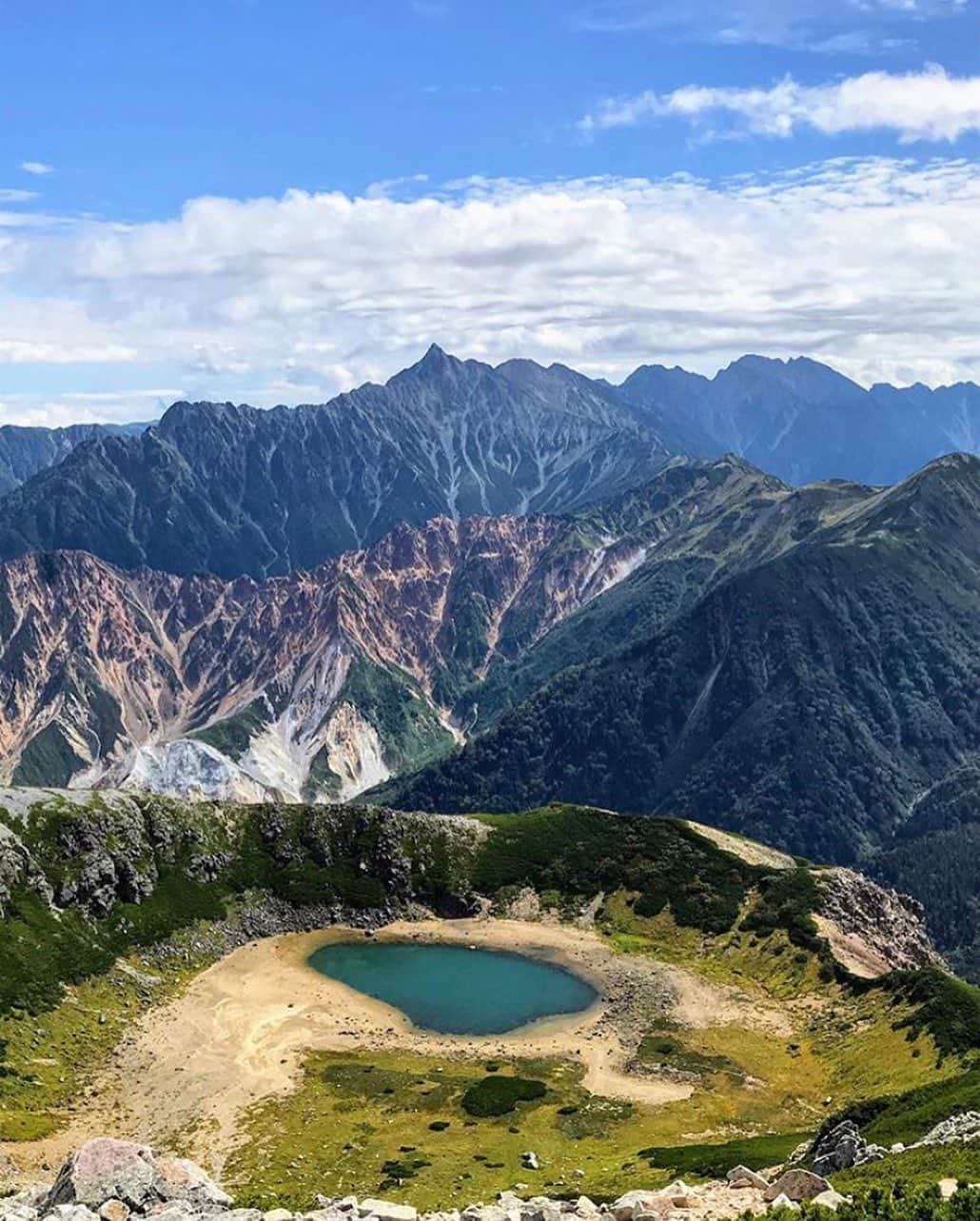 登山*トレッキング*アウトドア『.HYAKKEI』さんのインスタグラム写真 - (登山*トレッキング*アウトドア『.HYAKKEI』Instagram)「重なる稜線に、エメラルドグリーンの小さなカルデラが、素敵な一枚✨ ・ photo by @mifusama_m ・ ・  あなたの山の思い出picを#hyakkeime で投稿してください！みんなで素敵なお山ギャラリーをつくりましょー！﻿ ・﻿ ・﻿ ・﻿ #登山好きな人と繋がりたい #登山 #山登り #山歩き #山ガール #登山女子 #山ボーイ #山バカ #landscape #絶景 #日本の絶景 #as_archive #vsco #reco_ig #光と影 #広角 #青空 #sky #自然美 #雪山 #双六岳 #裏銀座 #三俣蓮華岳 #槍ヶ岳」9月26日 21時32分 - hyakkei_me