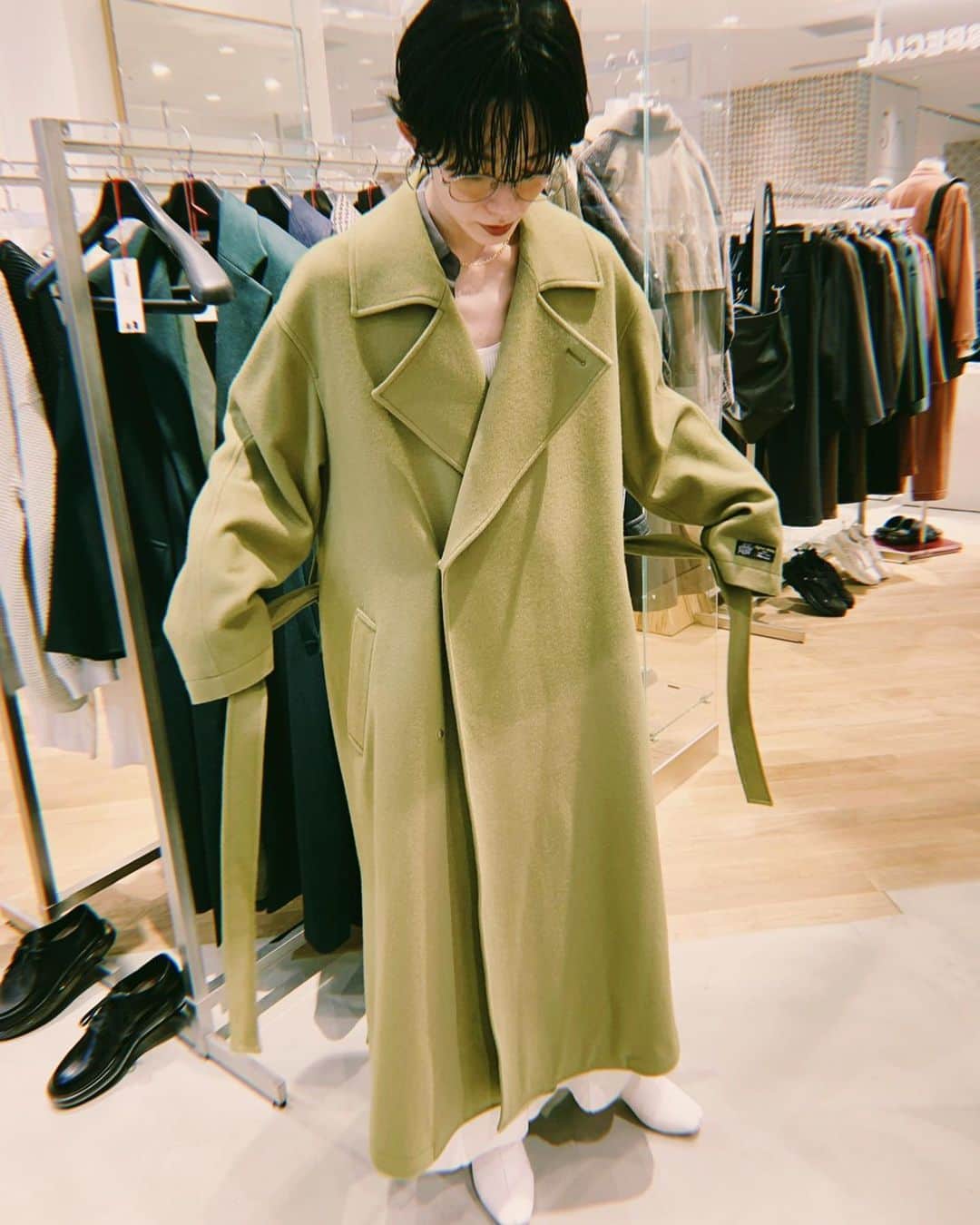 平山奈美のインスタグラム：「@maisonspecial_women  展示会行きそびれた、、 店舗でみたAWがかわいくて、、 メンズもたまらんかったなぁ😔🥺💚  #maisonspecial #aw #秋服 #冬服 #ユニセックス #コート #カーキ #白ブーツ #ブーツコーデ #私服 #コーディネート #大人コーデ #大人ファッション #ショートヘア #ママ #ママコーデ」