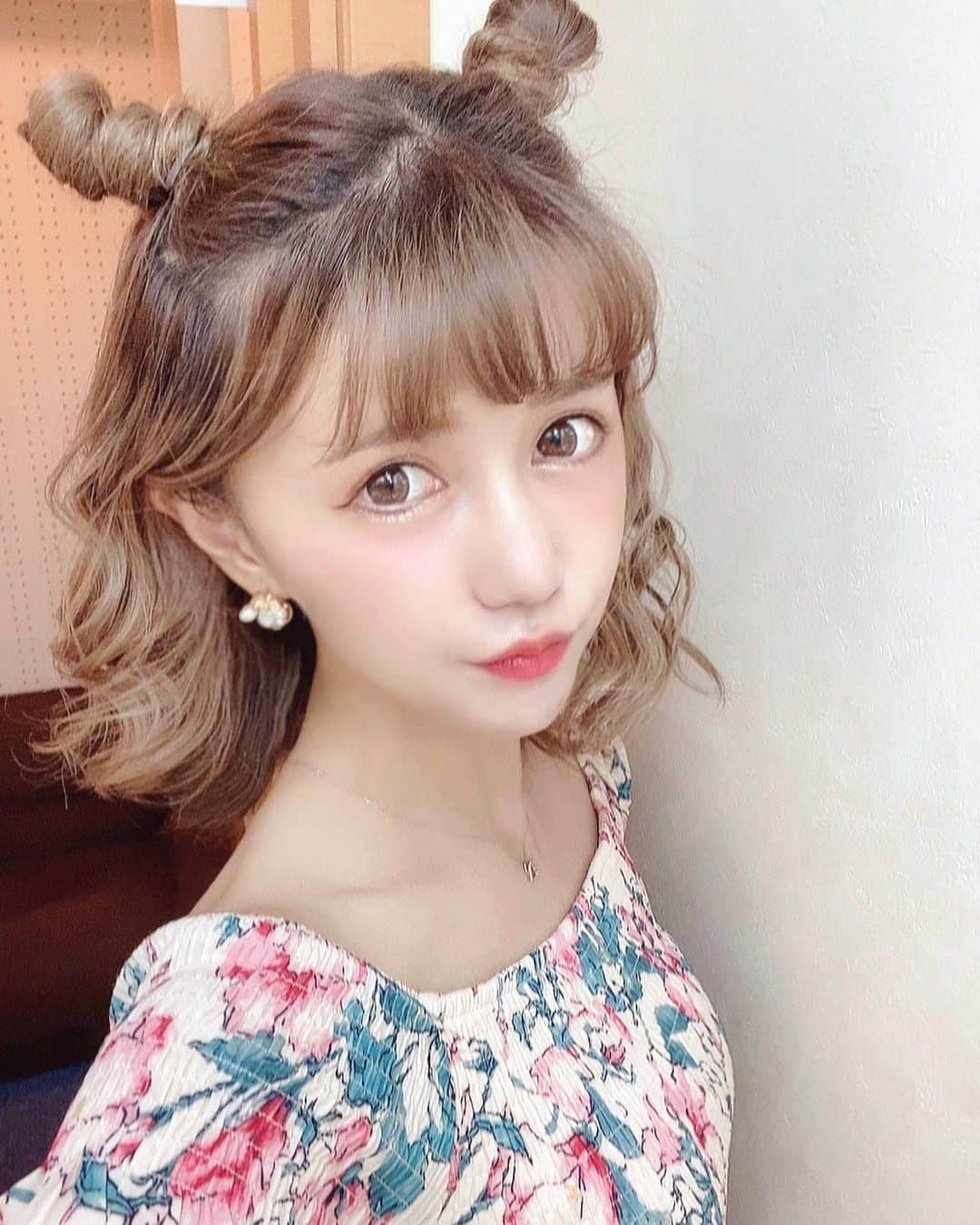 河西里音のインスタグラム：「ハーフツノユルヘア♡♡ この前のLIVEの時の～✨  ♡ #ヴィダルサスーン の19mmのコテで 全体を適当に巻いてから クルクルーってツノ作りました😘🦋 #hairarrange #ヘアアレンジ #つのへあー  #つのハーフツイン」