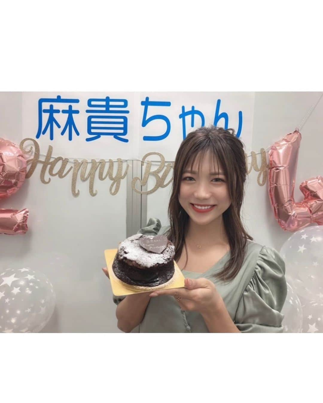 海江田麻貴さんのインスタグラム写真 - (海江田麻貴Instagram)「ㅤㅤㅤ  ㅤㅤㅤ 写しきれてないのもあるけど🥺 事務所にもイベント先にも、誕生日プレゼント たくさん有難う御座いました😭💝  ㅤㅤㅤ 私の大好きなガトーショコラ、パティシエさんに 特注して事務所に届くよう手配してくださったり、 ㅤㅤㅤ なんで分かったん？！てくらい丁度ほしかったものや 大好きなフルーツも、、何もかも、、 いろいろ考えながら選んでくれたのかなと思うと 全部本当に嬉しすぎました😭💗 ㅤㅤㅤ ㅤㅤㅤ マネージャー陣からのセンス抜群すぎる プレゼントも嬉しすぎました😭✨  ㅤㅤㅤ 大事に大事に使います💝幸せ者だ。 結果で恩返ししていきたいカイエダ頑張ります😭✊🌱  ㅤㅤㅤ  ㅤㅤㅤ  ㅤㅤㅤ #birthdaypresent #birthdaypresents #birthday #neckless #surprisepresent #surprise #バースデーイベント #birthdayevent #birthdayevents #シャインマスカット #japanesegirl」9月27日 3時04分 - _makiii0924_