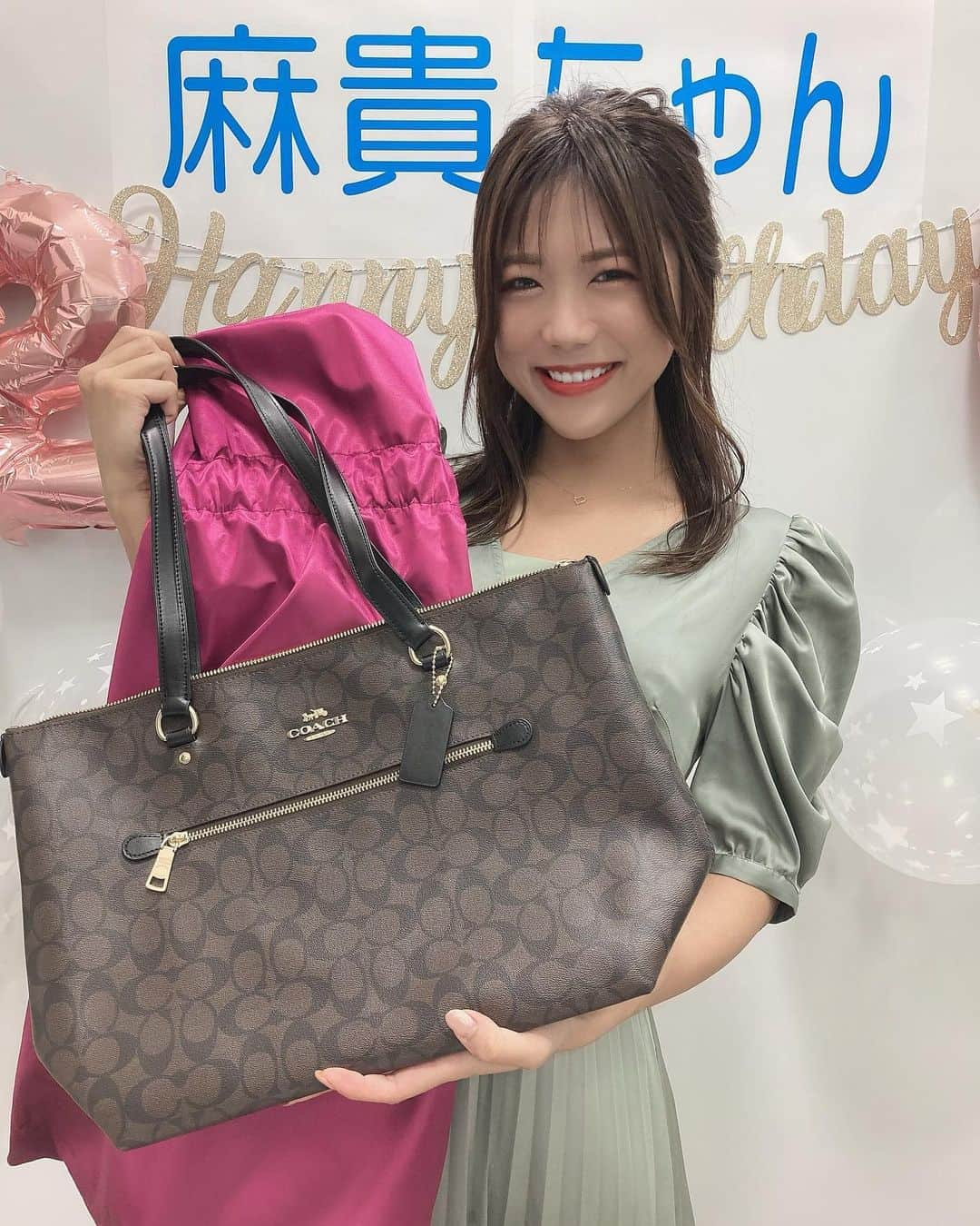 海江田麻貴さんのインスタグラム写真 - (海江田麻貴Instagram)「ㅤㅤㅤ  ㅤㅤㅤ 写しきれてないのもあるけど🥺 事務所にもイベント先にも、誕生日プレゼント たくさん有難う御座いました😭💝  ㅤㅤㅤ 私の大好きなガトーショコラ、パティシエさんに 特注して事務所に届くよう手配してくださったり、 ㅤㅤㅤ なんで分かったん？！てくらい丁度ほしかったものや 大好きなフルーツも、、何もかも、、 いろいろ考えながら選んでくれたのかなと思うと 全部本当に嬉しすぎました😭💗 ㅤㅤㅤ ㅤㅤㅤ マネージャー陣からのセンス抜群すぎる プレゼントも嬉しすぎました😭✨  ㅤㅤㅤ 大事に大事に使います💝幸せ者だ。 結果で恩返ししていきたいカイエダ頑張ります😭✊🌱  ㅤㅤㅤ  ㅤㅤㅤ  ㅤㅤㅤ #birthdaypresent #birthdaypresents #birthday #neckless #surprisepresent #surprise #バースデーイベント #birthdayevent #birthdayevents #シャインマスカット #japanesegirl」9月27日 3時04分 - _makiii0924_