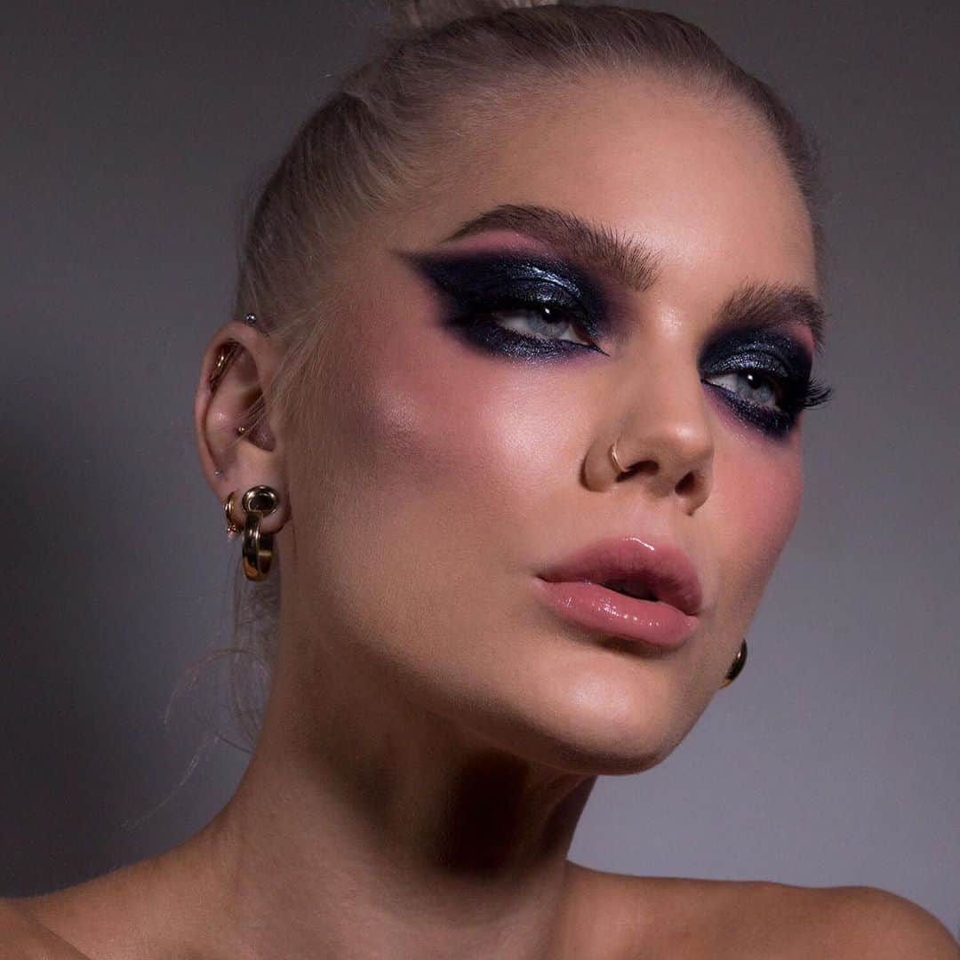 Linda Hallbergさんのインスタグラム写真 - (Linda HallbergInstagram)「Would you rather go for a smoky eye, winged liner or a red lip? I can’t decide.. 🤯  Product list:  Base @nablacosmetics Close Up Foundation L35 Light & M05 Medium @lindahallbergcosmetics infintiy Filter Medium @lindahallbergcosmetics Fantastick Lipstick Garnet  Eyes @lindahallbergcosmetics Black Core Crayon @fentybeauty Snap Shadows 4 Rose @lindahallbergcosmetics Enchanted Mysteries Palette – Serein @nablacosmetics Serial Liner @houseoflashes Ethereal Mini (cut in half) @lindahallbergcosmetics Infinity Power Lash Waterproof Mascara  Lips @lindahallbergcosmetics Fantastick Lipstick Pink Opal」9月27日 3時05分 - lindahallberg