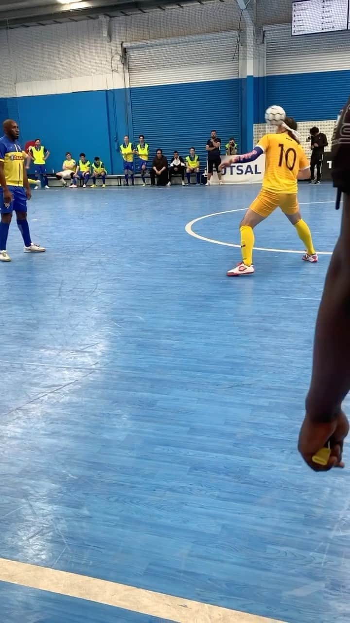 ショーン・ガルニエのインスタグラム：「IMAGINE HE GOES TO THE SECOND POST ???  #seangarnier #seanfreestyle #urbanballer #futsal」