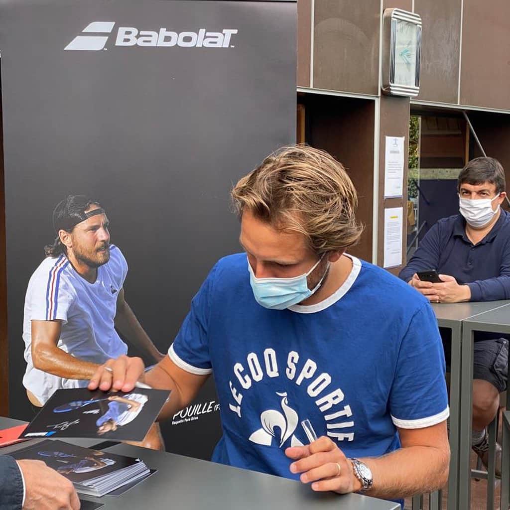 リュカ・プイユのインスタグラム：「Très bon moment en compagnie des équipes @babolat au TC Châtaigneraie 😁👊🏻」