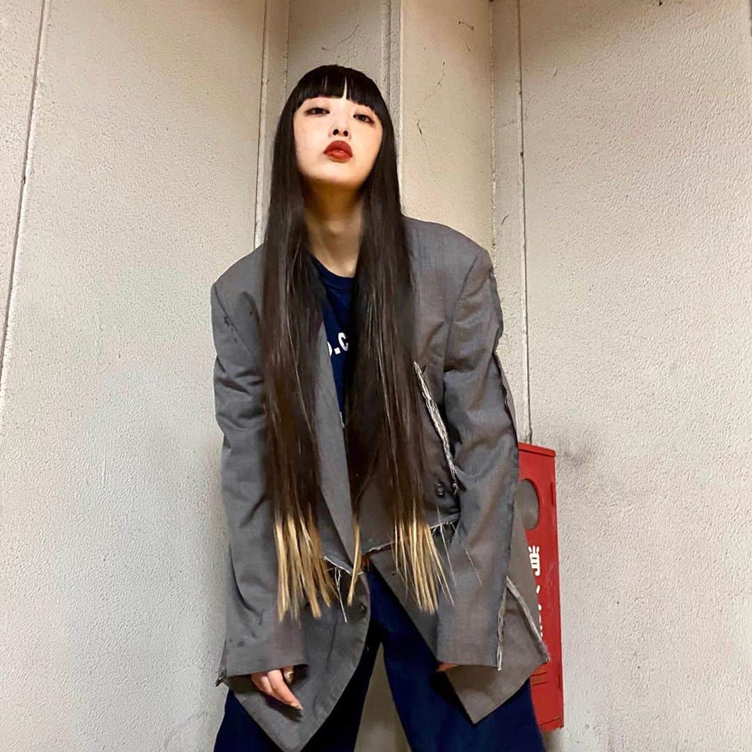 セナさんのインスタグラム写真 - (セナInstagram)「Jacket:@qualm_tokyo ❤️ . . . . . . . . . . . . . . . . . . #黒髪スーパーロング #黒髪 #黒髪ロング #ロングヘア #スーパーロング #撮影 #作品撮り #90s #裾カラー #90sfashion #streetfashion #サロモ #サロンモデル #古着  #ootd #ootdfashion #ストリートファッション #streetstyle #harleydavidson #90sfashion #filmcamera #bapesta #ootd4nylonjp #自撮り #selfie #streetphotography #ジャケット #セナ」9月26日 21時41分 - __se___na__