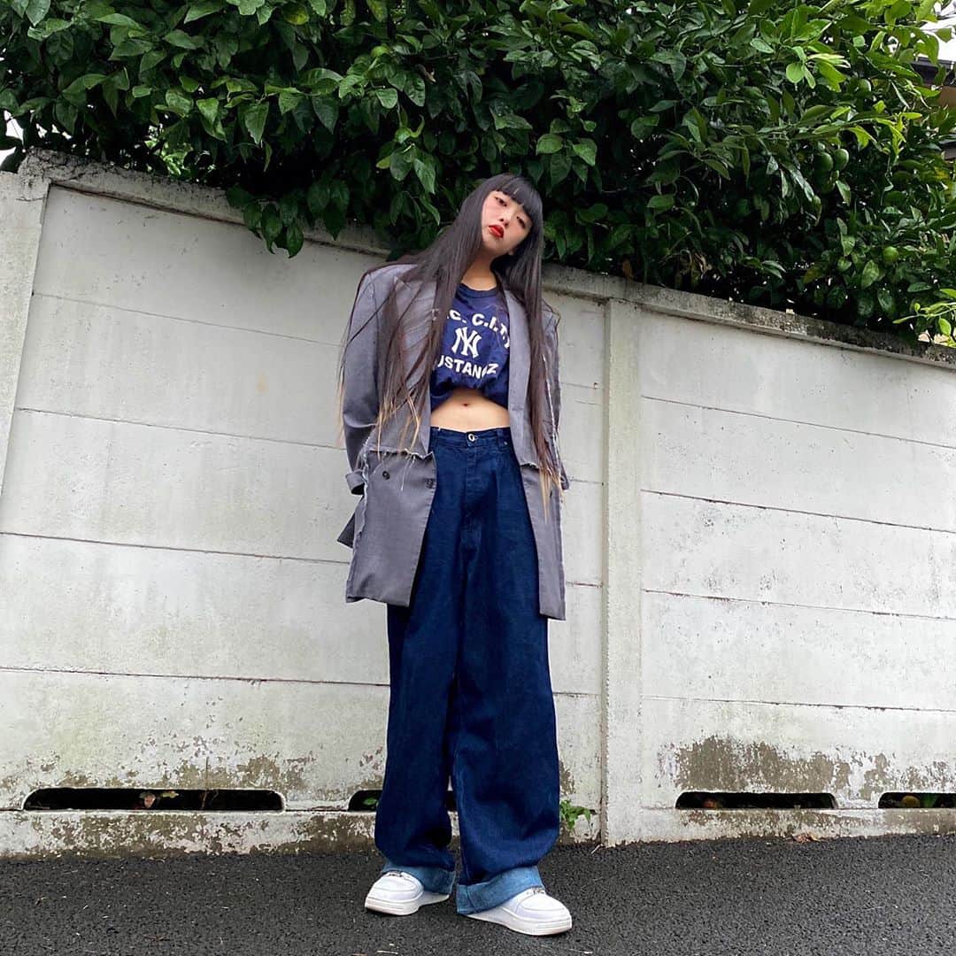 のインスタグラム：「Jacket:@qualm_tokyo ❤️ . . . . . . . . . . . . . . . . . . #黒髪スーパーロング #黒髪 #黒髪ロング #ロングヘア #スーパーロング #撮影 #作品撮り #90s #裾カラー #90sfashion #streetfashion #サロモ #サロンモデル #古着  #ootd #ootdfashion #ストリートファッション #streetstyle #harleydavidson #90sfashion #filmcamera #bapesta #ootd4nylonjp #自撮り #selfie #streetphotography #ジャケット #セナ」