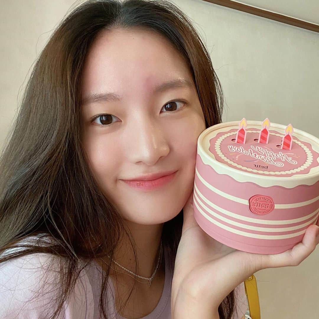 のインスタグラム：「#광고 카카오 한정 에디션이라는 #빌리프 #아쿠아밤케이크에디션🎂 요즘 스킨이랑 이것만 바르고 다님🤍💦」