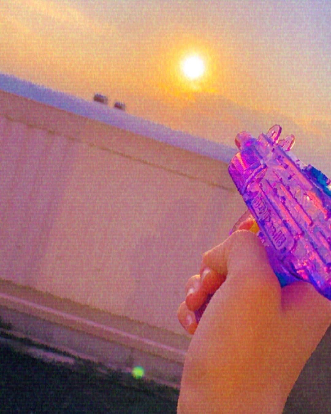 中野みやびのインスタグラム：「水鉄砲  #水鉄砲 #夏 #summer #もう #秋 #紫 #purple #えもい #かわいい #cute #綺麗 #映え #water #wawawa #みやび」