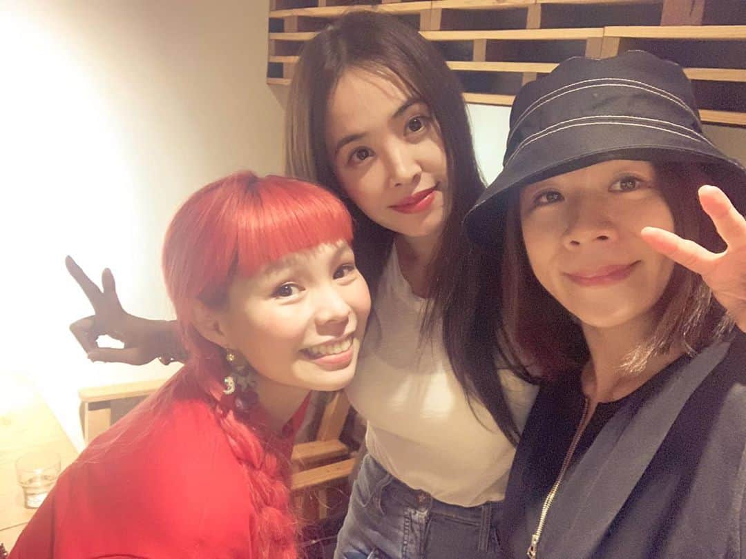 ジョリン・ツァイのインスタグラム：「🥰🥰🥰🥰 搶先為我們家童話鎮女主人慶功🍹🍷  @peggyhsumusic  @dearmaggie_chiang」