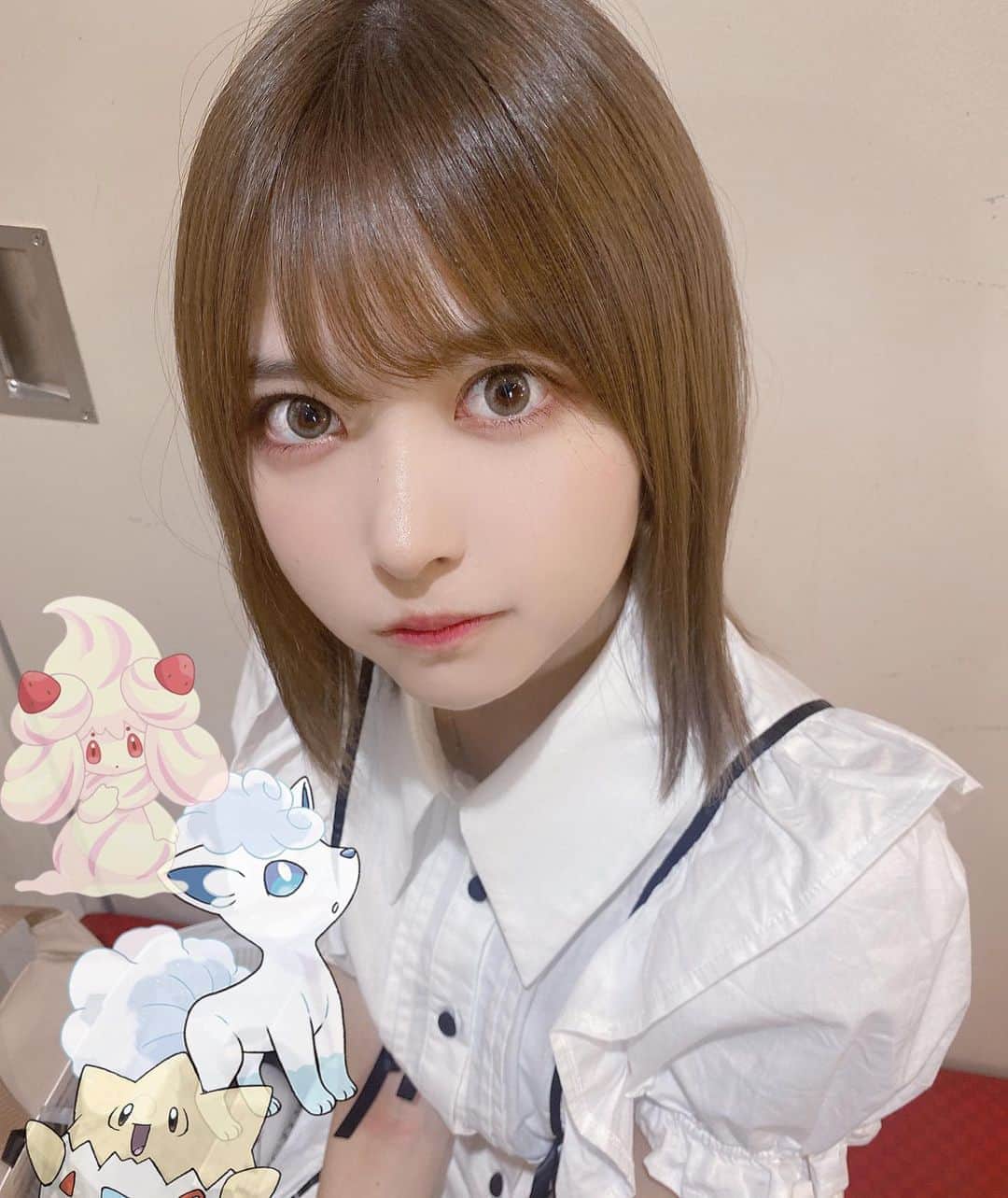 のインスタグラム：「あおいさんにトリートメントしてもらってさらっさらなった日🐟  @aoi_no_hairs   ブリーチ3.4回しててぜんぶ枝毛みたいなやばいことなってたのに、あおいさんにやってもらったらつるつらてんなった(T . T)てんさい？  2枚目が美容院でとってもらった写真で 1枚目はそのあと回転寿司たべに行って順番待ちしてるしゃしん🙄  回転寿司小さい頃からだいすきいまもだいすき  コーンがずっと1番好きだったんだけど、最近はサーモンがねぎとろがすき  でももっと最近ほたてをしった！ ほたててやばくない？ なんであんなおいしいん  #ワンピース#bubbles   #トリートメント #髪質改善トリートメント」
