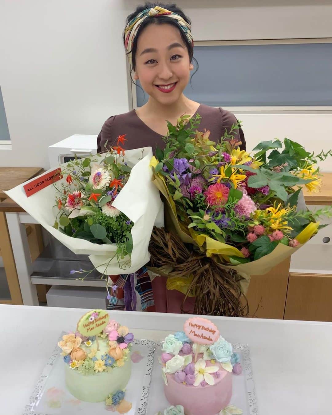 浅田真央さんのインスタグラム写真 - (浅田真央Instagram)「誕生日を迎え、30歳になりました！ オレンジページさん、SALONさんから素敵なケーキと素敵なお花をいただきました。ありがとうございました！」9月26日 21時46分 - maoasada2509
