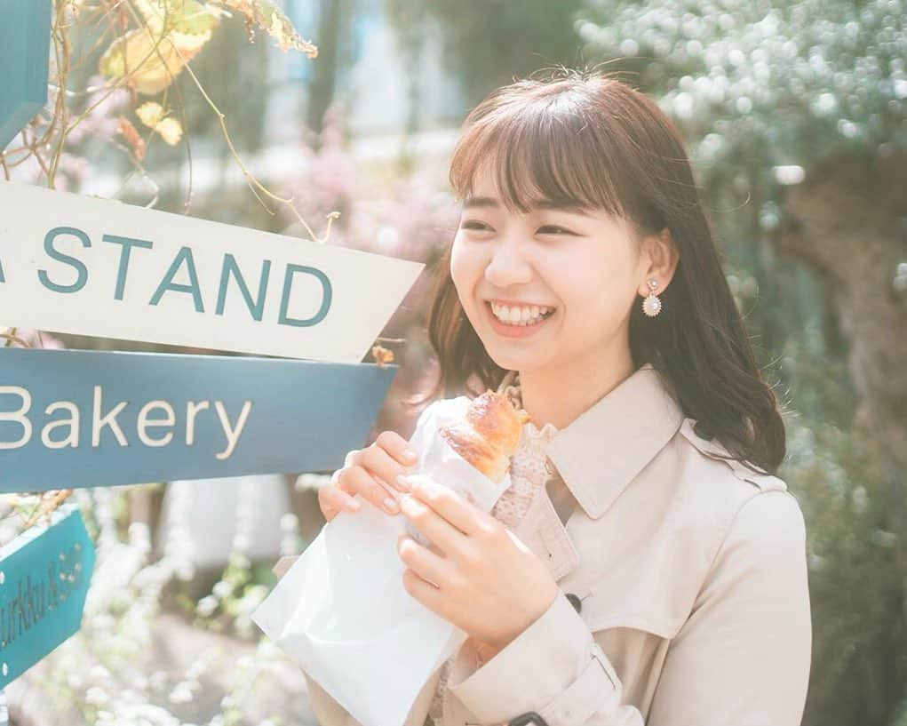 大場あゆみさんのインスタグラム写真 - (大場あゆみInstagram)「朝食はパン派です🍞﻿ ﻿ パンが大好きなので、﻿ パン目の前にするとこの笑顔☺️﻿ だいぶ前の写真なのでちょっぴり幼く感じます ﻿ 街を歩いていて、﻿ お店に美味しそうなパンが並んでいると﻿ ついついふら～っと入っちゃいますよね！﻿ ﻿ 本日も#あゆポチ﻿ して頂けたら嬉しいです🌼﻿  ﻿ #日本女子大学 #コンテスト #ミス日本女子 #ミスコンテスト #あゆポチ #あゆたぴ #ポートレート #ポトレ #被写体 #サロモ #サロモ希望 #パン #クロワッサン #トレンチコート #コーデ」9月26日 21時49分 - ayumi__oba