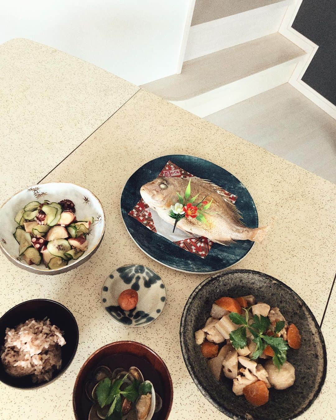 EMILY/BLUEさんのインスタグラム写真 - (EMILY/BLUEInstagram)「食べ物に一生 困りませんように☺︎ なんだか今にも食べちゃいそうな勢いで何より🤪 今日はここにプラスもつ鍋で、 みんなでワイワイ食べました。 にこりちゃんもみんなと同じ目線で嬉しかったのか、 終始にこにこ楽しそうでした☺︎ #fashion #ootd #outfit #コーディネート #ファッション #ストッケ #トリップトラップ #ニューボーンセット #ストッケトリップトラップ #ママファッション #ママコーデ #カジュアルコーデ #ショートヘア #ボブヘア #赤ちゃんのいる生活 #男の子ママ #女の子ママ #pr #子供のいる暮らし #100日 #お食い初め #0歳 #インテリア #おうちご飯」9月26日 21時54分 - emilybluejewelry0220