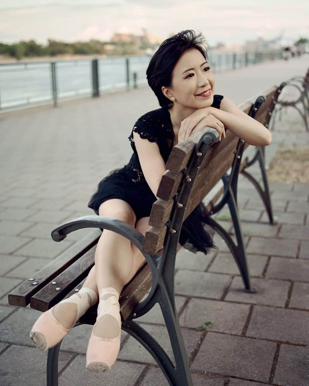 のインスタグラム：「The best feeling of the happiness is when you’re happy because you’ve made someone else happy💕 . . . . Photo by @kravetzphotographics 😎📸👏 #tbt#canada#montreal#mtl#grateful#happy#outside#bench#dancephotography#photoshoot#ballet#dancer#ballerina#summer#beautiful#weather#worldwideballet#thankyou#fun#バレエ#写真#撮影#感謝#夏#ありがとう」