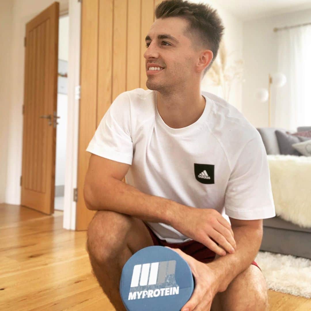マックス・ウィットロックのインスタグラム：「Roll out and stretch for the weekend 👌👍 . @myproteinuk @adidaslondon」