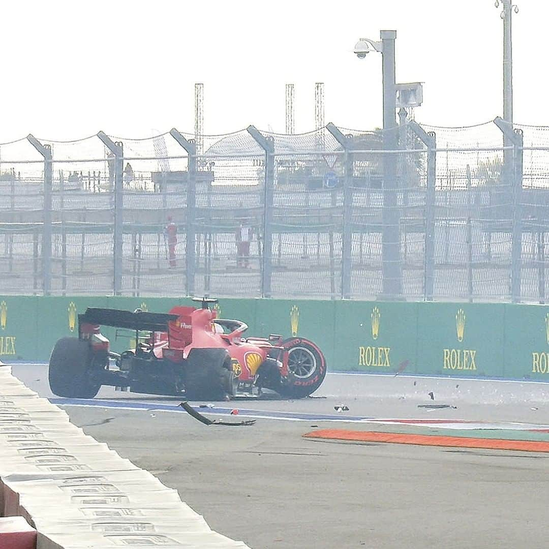 F1さんのインスタグラム写真 - (F1Instagram)「Red flag at Sochi! Sebastian Vettel loses the back end and crashes into the wall towards the end of Q2. The Ferrari driver is out of the car - and even picks up his own front wing  After the restart, Lewis Hamilton only JUST squeezes into Q3, crossing the line for his flying lap with 1.25 seconds remaining!  #F1 #Formula1 #RussianGP #Vettel」9月26日 21時55分 - f1