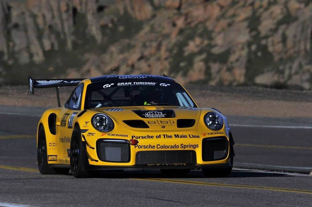 MOTUL Japanさんのインスタグラム写真 - (MOTUL JapanInstagram)「【PorscheにもMotul】 . Porscheの代表的なスポーツモデルと言えば911シリーズ。 誰が見てもポルシェと分かる独特なスタイリング・レイアウトは昔から多くのエンスージアストを魅了してきました。 . モータースポーツのフィールドでもサーキットでのレースからラリーまで幅広く活躍しています。 日本でもモータースポーツファンにはお馴染みパイクス ピーク。 このヒルクライムレースでもPorsche 911は活躍しています。 . 写真はパイクス ピークでDavid DonohueがドライブするBBi Autosportの 911 GT2 RS Clubsport!!! . Porscheにもガソリン、ディーゼル、空冷、水冷等 色々なエンジンがありますが、Motulにはそれぞれのモデルに合うオイルがあります！ . © Picture credits: Larry Cheng, BBi . #motul #motuljapan #motulusa #bbiautosport #daviddonohue #porsche #porsche911 #911gt2 #911gt2rs #911gt2rsclubsport #991gt2 #991gt2rs #991gt2rsclubsport #pikesspeak #300v #モチュール #ポルシェ #パイクスピーク #ヒルクライム #991gt2rsweissach #991r #991gt3 #991gt3rs #991gt3touring #991gt3cup #モータースポーツ好きな人と繋がりたい #レース好きな人と繋がりたい #ポルシェ好きな人と繋がりたい #車好きな人と繋がりたい #powerdbymotul」9月26日 22時00分 - motuljapan