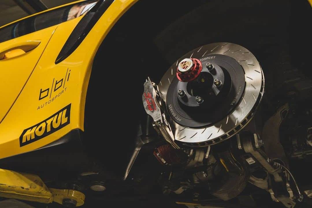 MOTUL Japanさんのインスタグラム写真 - (MOTUL JapanInstagram)「【PorscheにもMotul】 . Porscheの代表的なスポーツモデルと言えば911シリーズ。 誰が見てもポルシェと分かる独特なスタイリング・レイアウトは昔から多くのエンスージアストを魅了してきました。 . モータースポーツのフィールドでもサーキットでのレースからラリーまで幅広く活躍しています。 日本でもモータースポーツファンにはお馴染みパイクス ピーク。 このヒルクライムレースでもPorsche 911は活躍しています。 . 写真はパイクス ピークでDavid DonohueがドライブするBBi Autosportの 911 GT2 RS Clubsport!!! . Porscheにもガソリン、ディーゼル、空冷、水冷等 色々なエンジンがありますが、Motulにはそれぞれのモデルに合うオイルがあります！ . © Picture credits: Larry Cheng, BBi . #motul #motuljapan #motulusa #bbiautosport #daviddonohue #porsche #porsche911 #911gt2 #911gt2rs #911gt2rsclubsport #991gt2 #991gt2rs #991gt2rsclubsport #pikesspeak #300v #モチュール #ポルシェ #パイクスピーク #ヒルクライム #991gt2rsweissach #991r #991gt3 #991gt3rs #991gt3touring #991gt3cup #モータースポーツ好きな人と繋がりたい #レース好きな人と繋がりたい #ポルシェ好きな人と繋がりたい #車好きな人と繋がりたい #powerdbymotul」9月26日 22時00分 - motuljapan