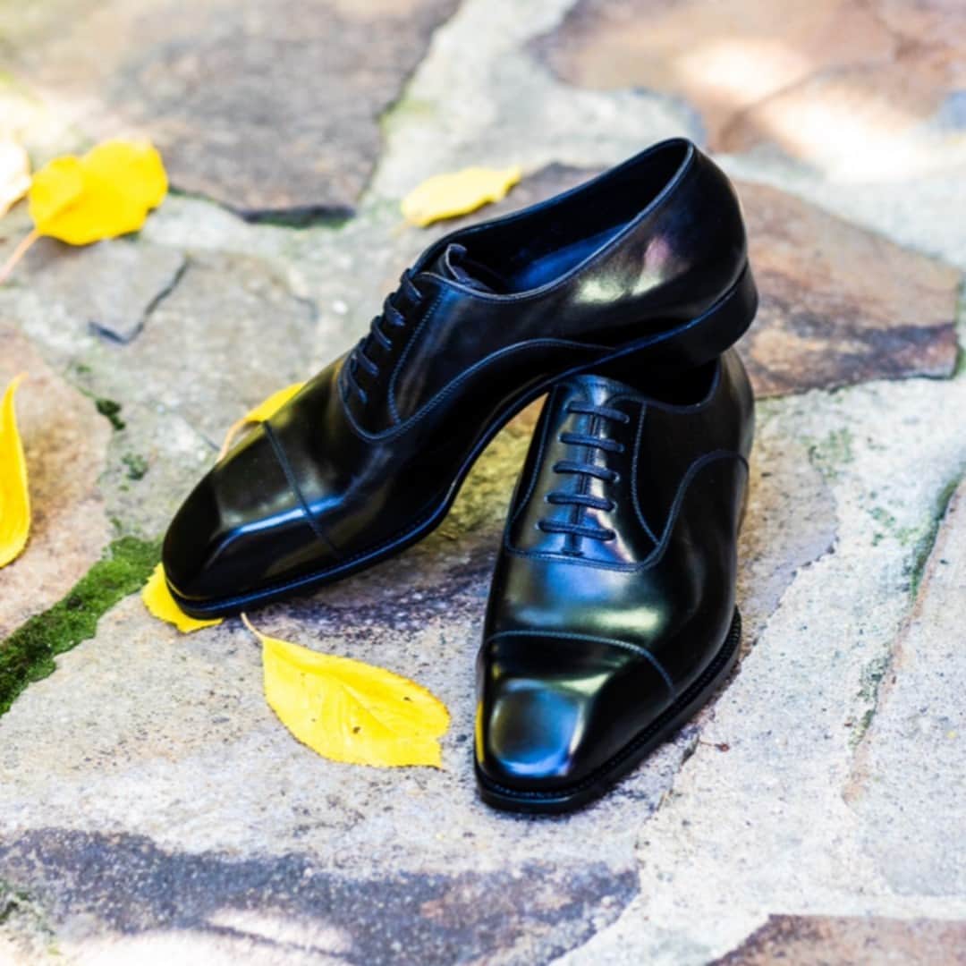 のインスタグラム：「Black is beautiful.⠀⠀⠀⠀⠀⠀⠀⠀⠀ ⠀⠀⠀⠀⠀⠀⠀⠀⠀ Explore our range of classics - www.saintcrispins.com⠀⠀⠀⠀⠀⠀⠀⠀⠀ ⠀⠀⠀⠀⠀⠀⠀⠀⠀ #mysaintcrispins #saintcrispins #boots #onlyforgentlemen #shoes #shoeaddict #shoestagram #agentlemanschoice #shoeporn #madebyhand #handwelted #shoes #handmadeshoes #madetoorder #mtoshoes」