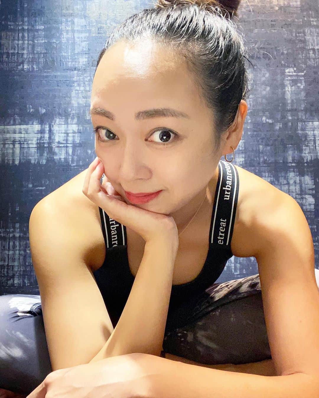 石田美奈子のインスタグラム：「ᴡᴏʀᴋᴏᴜᴛ🔥 . 恵比寿のRunwayで#パーソナルトレーニング 6回目☺︎✨ → @fitness_space_runway . 動画(2枚目)は太腿の裏側を鍛えるトレーニング😊✨ 簡単そうに見えると思いますが、めちゃくちゃ効果ある😳‼︎ 翌日の筋肉痛が凄いです😂 . . 💪 → #minako_workout . . #workout #gym #training  #ワークアウト女子 #トレーニング女子 #シェイプアップ #筋トレ女子 #ダイエット #恵比寿ジム #恵比寿パーソナルトレーニング #トレーニング動画」