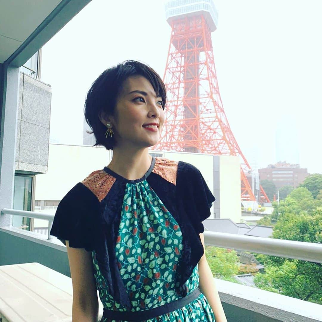 田中麗奈さんのインスタグラム写真 - (田中麗奈Instagram)「急に肌寒くなって お洋服は最近何着てる！？ ってお話しも盛り上がりました。　 今年はお洋服の展示会も行われてない 所や、あっても色々と気になって 実際には行けなかったりしたもしたから、昨日、今日のように いきなり寒くなってくると ちょっと慌てるよねって。  このグリーンのワンピースは 　@velnica_japan で 一枚で世界観を作ってくれる。 寒くなったら、シンプルな カーディガンやガウン、ジャケット 、羽織るだけできっと素敵 🌿🍁🍃 大きめのダボダボセーターとか、 トレーナーも良いかも だね😍」9月26日 22時02分 - renatanaka07