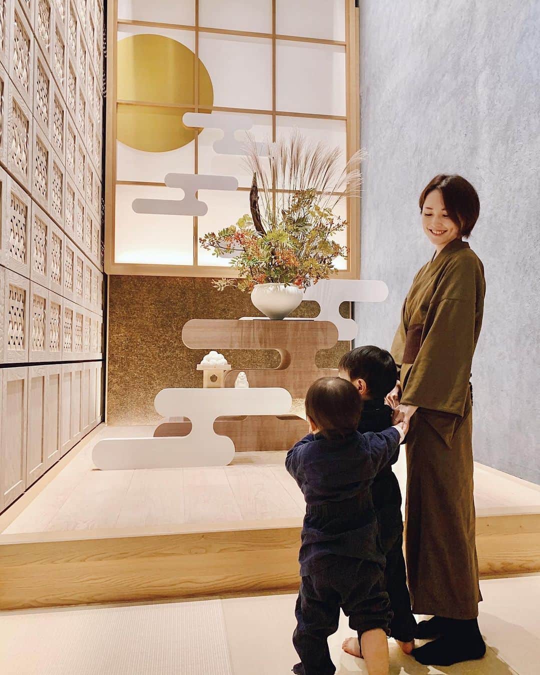 のインスタグラム：「enjoyed every moment at Hoshinoya Tokyo🎑 星のや東京にステイケーション♨️ 大手町という大都会にありながら、一歩足を踏み入れると星のやの洗練された世界観にスッと入り込む不思議な感覚。 館内はエレベーターや廊下を含めほとんどが畳で、季節折々のおもてなしと日本旅館の魅力が詰まった空間でした🍵 ちょうどお月見シーズンということで、エントランスもお月見仕様に🌾🐇 食事や文化体験、アクティビティなどここでしかできない上質な体験が盛り沢山のおこもりステイでした🙏🌙  #星のや東京 #子連れ旅 #星野リゾート #星のや #子連れ旅行 #おこもり旅 #ステイケーション #lovetabi_おこもりステイ #lovetabi #lovetabimama #staycation #gototravel #hoshinoya #hoshinoyatokyo #hoshinoresorts」