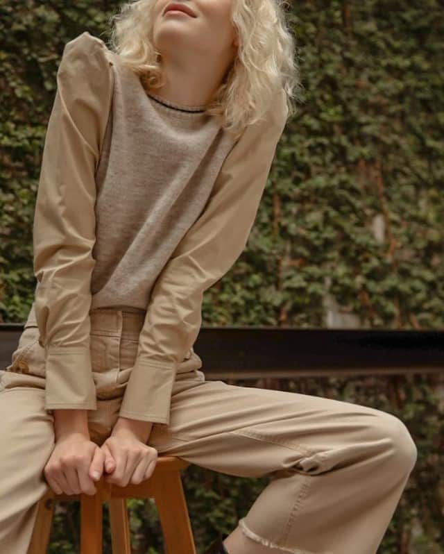 デレクラムのインスタグラム：「Leaning into a new season in the Milton Mixed Media Sweater.」