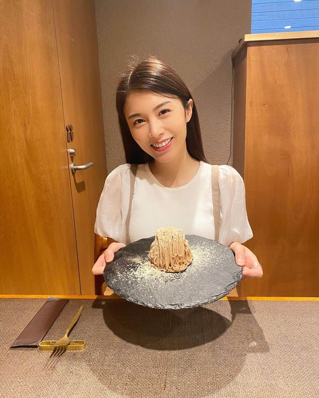 麻衣愛さんのインスタグラム写真 - (麻衣愛Instagram)「京都 清水寺参道にあるHisaya cafeのモンブランを食べに行きました🤤🍴 . . 店員さんが目の前で作ってくれるので出来立てです🎵 . . 場所だけ調べて当日やってるかもわからないまま行ったのだけど、店員さんが平日は昨日から営業してるんです!!って😳わたしが行ったのは平日だったのでタイミングが最高でした🤣💗めちゃめちゃラッキー🎵☺️店員さんもとても気さくな方で幸せな時間でした!! ご馳走様でした!! . #京都 #京都カフェ #カフェ #清水寺 #清水寺参道 #清水坂 #ヒサヤカフェ #モンブラン #hisayacafe #cafe #cake #kyoto #観光 #女子旅 #京都グルメ #京都旅行計画 #京都旅 #京都旅行」9月26日 22時08分 - maiaiii_0814