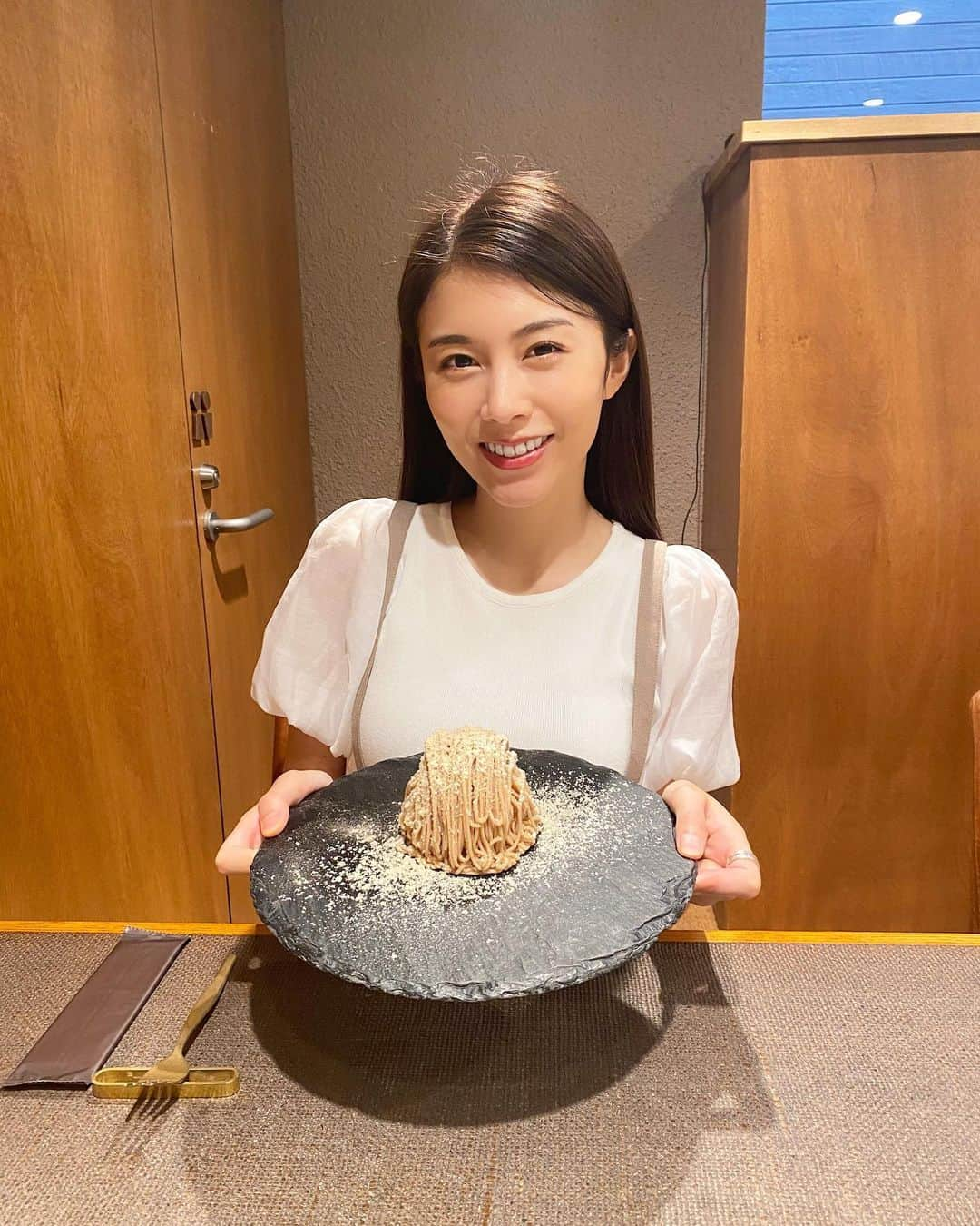 麻衣愛さんのインスタグラム写真 - (麻衣愛Instagram)「京都 清水寺参道にあるHisaya cafeのモンブランを食べに行きました🤤🍴 . . 店員さんが目の前で作ってくれるので出来立てです🎵 . . 場所だけ調べて当日やってるかもわからないまま行ったのだけど、店員さんが平日は昨日から営業してるんです!!って😳わたしが行ったのは平日だったのでタイミングが最高でした🤣💗めちゃめちゃラッキー🎵☺️店員さんもとても気さくな方で幸せな時間でした!! ご馳走様でした!! . #京都 #京都カフェ #カフェ #清水寺 #清水寺参道 #清水坂 #ヒサヤカフェ #モンブラン #hisayacafe #cafe #cake #kyoto #観光 #女子旅 #京都グルメ #京都旅行計画 #京都旅 #京都旅行」9月26日 22時08分 - maiaiii_0814