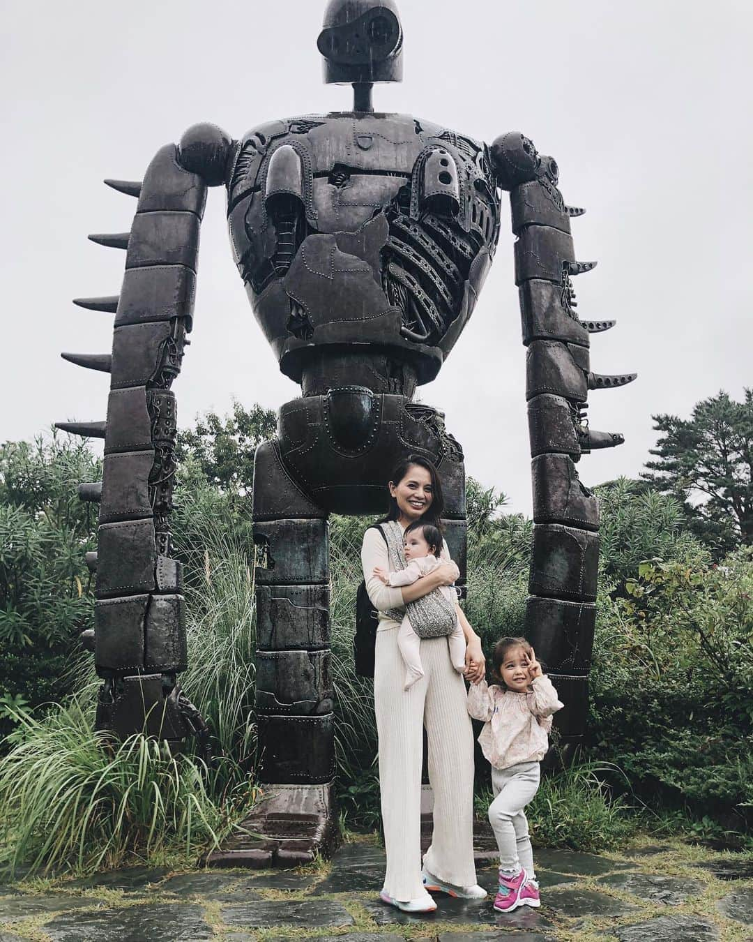 大橋菜央さんのインスタグラム写真 - (大橋菜央Instagram)「Excursion Friday. We visited Ghibli museum where i’ve been wanted to come!﻿ ﻿ ﻿ ﻿ 遠足の金曜日﻿ Miaが最近トトロに興味を示したのでしめたと三鷹の森ジブリ美術館へ😏♡﻿ ﻿ 遠足のおやつと、ジブリ美術館周辺のクヌギの木のどんぐり拾いと、美術館内の螺旋階段が大好きだったMia﻿ ロボットの前ではびっくりするほどいっちょまえのポーズをとっていました🤪﻿ ﻿ そしてこのアプリすご過ぎません🤣⁉️﻿ 雨で真っ白だった空がボタン一つで哀愁漂うラピュタの空に﻿ Pixaloopというアプリです﻿ ジブリ好きとしてはなんか嬉しい笑 元の写真は2枚目に▶︎▶︎▶︎﻿ ﻿ ﻿ ﻿ #ジブリ #ジブリ美術館 #ラピュタ #ghibli #2歳7ヶ月 #2歳 #たれ目 #たれ眉 #子どものいる暮らし #子どものいる生活 #子どもとお出かけ #遠足 #社会見学 #子ども服 #miababyliving﻿ #赤ちゃんのいる生活 #赤ちゃんのいる暮らし ﻿#生後3ヶ月 #5月28日生まれ #annbabyliving」9月26日 22時10分 - naoliving