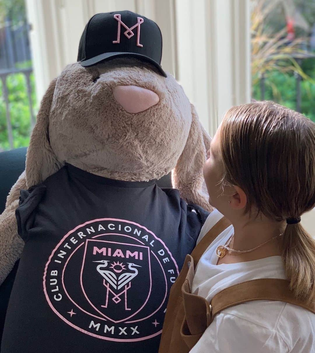 デビッド・ベッカムさんのインスタグラム写真 - (デビッド・ベッカムInstagram)「Someone’s a @intermiamicf fan #HarperSeven and Celine 🤣 ( jelly Cat )... Harper seven - we love your team daddy ⚽️」9月26日 22時12分 - davidbeckham