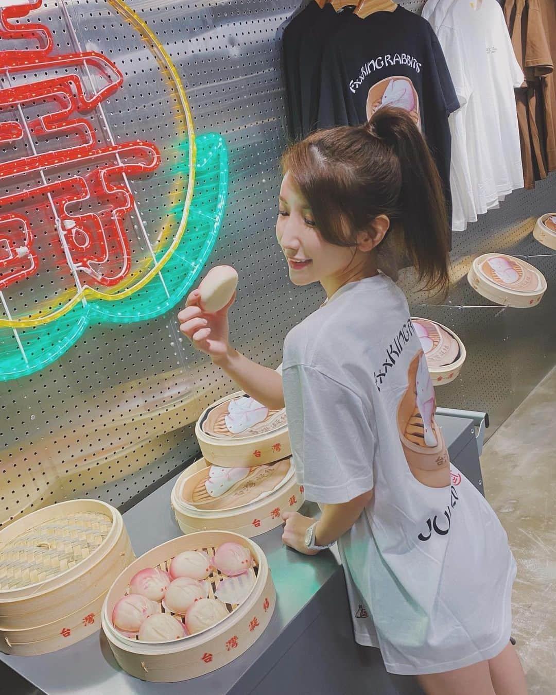 亜里沙さんのインスタグラム写真 - (亜里沙Instagram)「🐇🇹🇼💗🇯🇵🐇 @juicestore 10th anniversary✖︎  @fxxkingrabbits pop up store 開幕了✨ #FR2 是我喜歡的日本品牌🐇🤍全身都是 #FR2 台湾限定T恤好可愛〜💕 一定要去看看！ ・ Taipei Juice storeの10周年を記念して FR2とのポップアップストアが出来たので 行ってきました〜✨ 台湾限定Tシャツが可愛くて、台湾で着られるなんて嬉しい💘 台湾にもFR2出来るといいな、なんて🤗 ・ ・ #alisa_in_taiwan #台湾 #台灣 #taiwan  #taipei #台湾生活 #台湾留学 #台湾旅行」9月26日 22時18分 - alisa_0302