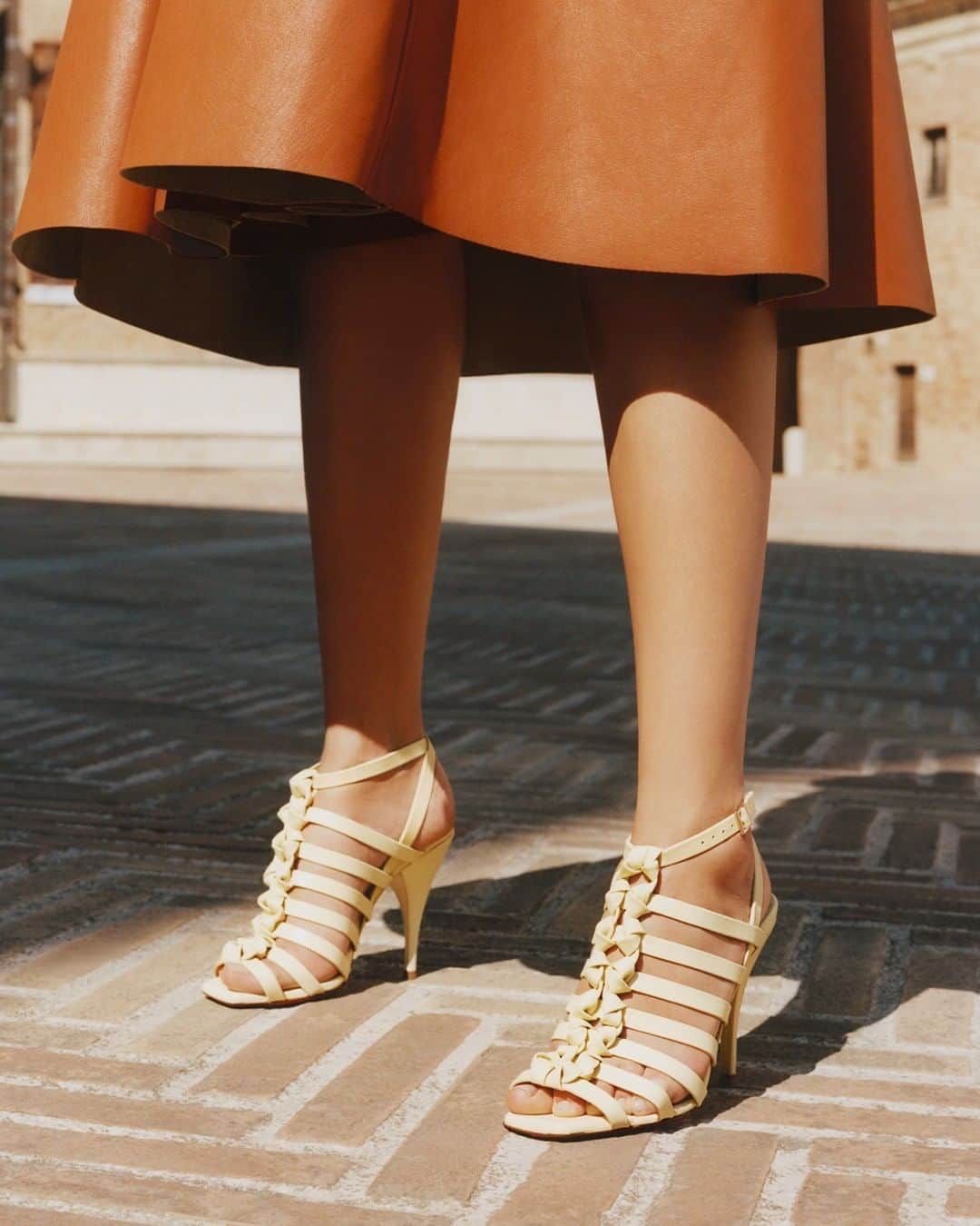 サントーニさんのインスタグラム写真 - (サントーニInstagram)「Nodi: a style belonging to the Galleria.01 capsule that intertwines rows of knots in soft leather, creating beautiful sandals that envelope the foot with elegance and enrich even the most linear designs with refined details.  Photographer: Sam Wilson @samwilsonxo  Stylist: Alessia Vanini @alessiavanini  Location: Galleria Nazionale delle Marche museum @gnmarche   #santonigalleria01 #santoniSS21 #santoni #makersofbeauty #milandigitalfashionweek #mfw」9月26日 22時20分 - santoniofficial