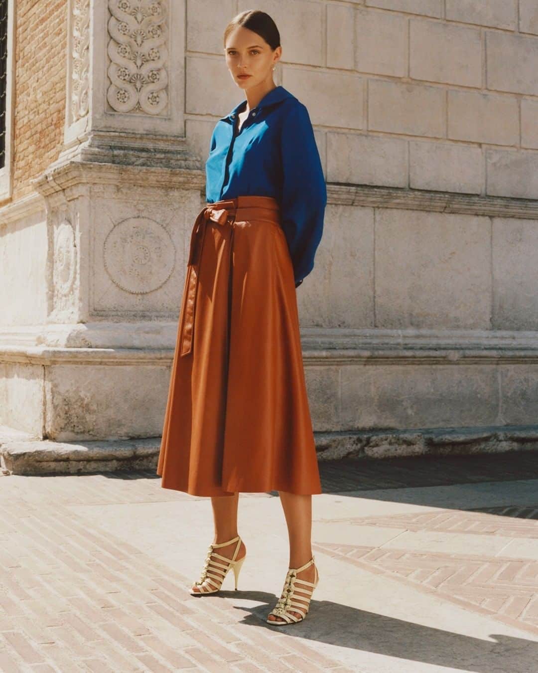 サントーニのインスタグラム：「Nodi: a style belonging to the Galleria.01 capsule that intertwines rows of knots in soft leather, creating beautiful sandals that envelope the foot with elegance and enrich even the most linear designs with refined details.  Photographer: Sam Wilson @samwilsonxo  Stylist: Alessia Vanini @alessiavanini  Location: Galleria Nazionale delle Marche museum @gnmarche   #santonigalleria01 #santoniSS21 #santoni #makersofbeauty #milandigitalfashionweek #mfw」