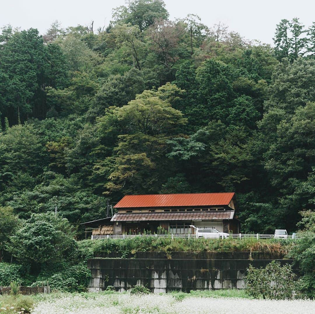 Takafumi Gotoさんのインスタグラム写真 - (Takafumi GotoInstagram)「苦難を乗り越え再スタートした農家パン弥栄窯。パンを注文させてもらって、かなり久しぶりに山の工房へもお邪魔してきました。工房内がパンの香りでいっぱいで幸せだった。明日の朝食が楽しみ🥖ありがとう〜！😁」9月26日 22時21分 - apollo510