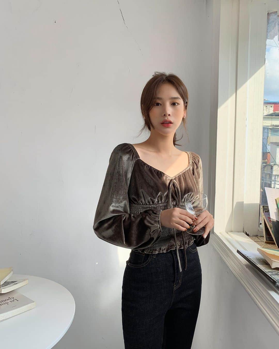 Chuuのインスタグラム：「🏷다음주 업뎃 상품 미리보기  벨루어 소재의 특별한 블라우스💋 숄더 부분 밴딩처리로 오프숄더 블라우스로도 코디 연출이 가능한 멋스러운 블라우스라 연말까지 쭈-욱 함께 하시면 좋을 것 같아요❣️  #chuu#신상스포#벨벳블라우스」