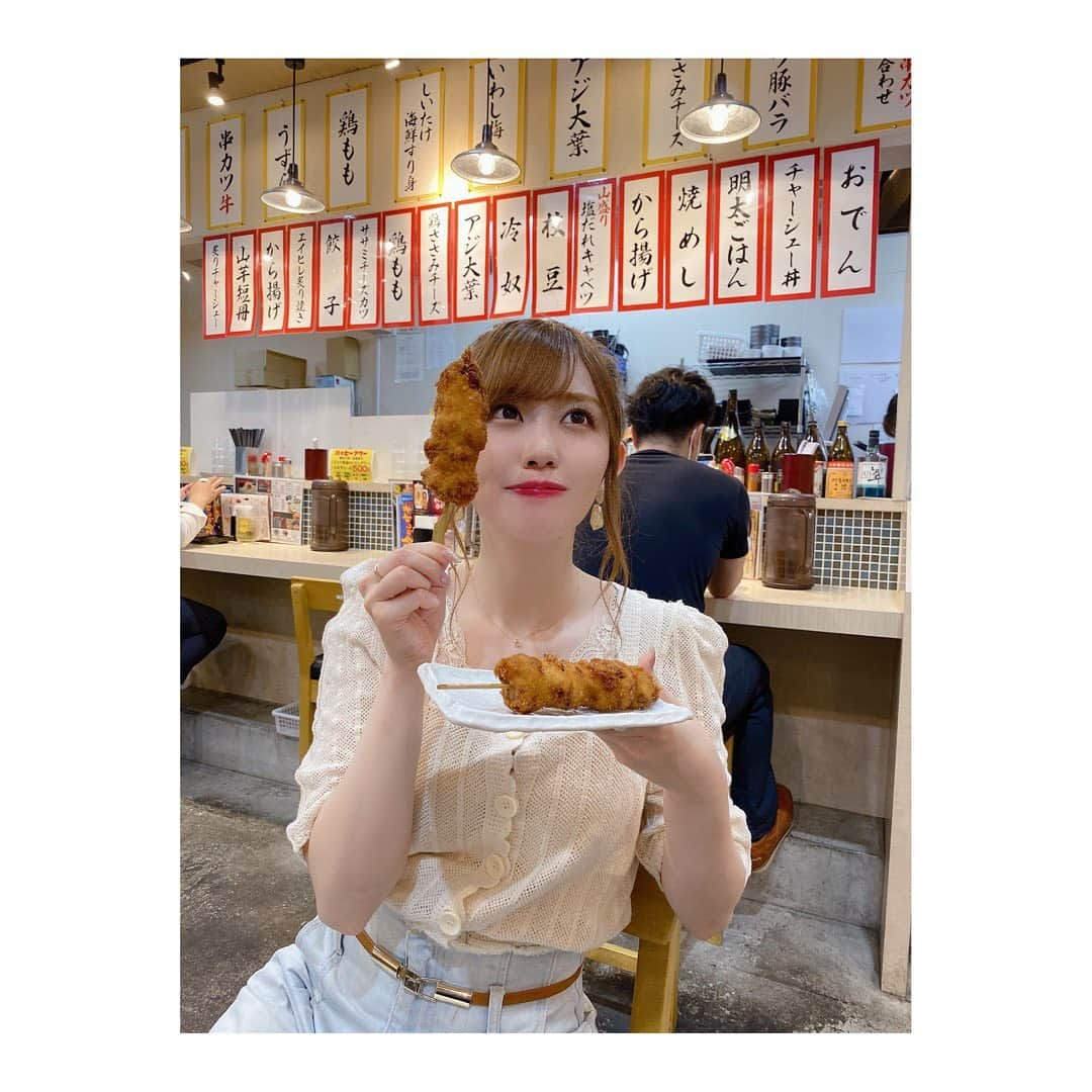 新木さくらさんのインスタグラム写真 - (新木さくらInstagram)「﻿ ﻿ 今日紹介するお店は﻿ ﻿ ﻿ ﻿ 【#ラーメン酒場 やまごや】﻿ 　﻿ ﻿ 姪浜駅から徒歩30秒のラーメン酒場！！﻿ 筑豊のラーメン屋さん やまごやの居酒屋バージョンです！！当然シメのラーメンは絶品😍！﻿ ﻿ 居酒屋ということで﻿ 一品料理も豊富！みんなが好きなのたくさんあると思います(^ ^)﻿ ﻿ ﻿ ﻿ 昭和ラーメン　¥800﻿ 昭和とかいて、むかしラーメンというラーメン！やまごや名物です！ラーメンの種類も10種類くらいあって、ハーフとんこつラーメンもありました！﻿ 麺の硬さも聞かれて選べたし、とんこつなのにサラッと食べれてこってり過ぎないところが個人的にツボでした🥰ニンニクもしっかりきいてますよー！﻿ ﻿ ﻿ ﻿ 餃子 (10個) ¥650﻿ ニンニク入りか無しかを選べます！皮がもちもちしてて中身はジューシー✨✨ラーメン頼むならやっぱり餃子は付き物ですよね‼️﻿ ﻿ ﻿ 軟骨唐揚げ　¥390﻿ 軟骨コリコリ！！サイズも小さいので食べやすくて箸が止まりません🤤一人でも食べれるくらい脂っこすぎなくてとても美味しいです！﻿ ﻿ ﻿ ﻿ ドデカ串カツ　¥200﻿ 大きい牛と玉ねぎが入っています！(^^)外の衣がカリカリで中も大きな牛が入っていて食べ応えがあるドデガ串カツ〜〜！！！﻿ ﻿ ﻿ 和風サラダ　¥430﻿ かつお節が上にのってるサラダってあるようであまりない気がしませんか？！かつお節の香りがすごく良くて和風のドレッシングがとても効いてます。﻿ キャベツ、きゅうり、トマト、かつお節といったシンプルな和風サラダです✨﻿ ﻿ ﻿ 豚バラ炭火焼　¥600﻿ 豚バラ肉がしっかり分厚いのに柔らかくて食べやすい！！豚バラの炭火焼というのをなかなか食べないし、﻿ みたことがないので頼んでみました😄もやしと一緒に食べるとヘルシーで美味しいです‼️﻿ ﻿ ﻿ ﻿ ﻿ 紹介してるのは #西の星 💓西の星以外にも ボトルリレーしてますので、他の店舗のボトルリレーもよろしくお願いします！飲み方はハイボールで飲むのがおすすめ！！﻿ ﻿ ﻿ ﻿ 場所：福岡市西区姪の浜4-8-1﻿ 電話：092-891-8940﻿ 営業時間：11:00〜15:00  17:00〜25:00﻿ 　　　　　﻿ 定休日：なし﻿ ﻿ ﻿ ﻿ #ちこリレー #いいちこボトルリレー #美食探訪 #新木さくら #いいちこ #iichiko #下町のナポレオン#深薫 #日田全麹 #西の星 #麦焼酎 #ソワニエ #三和酒類 #ご飯 #美味しい料理 #いいちこ女子 #シティ情報ふくおか #ラーメン #やまごや」9月26日 22時25分 - araki_sakura14