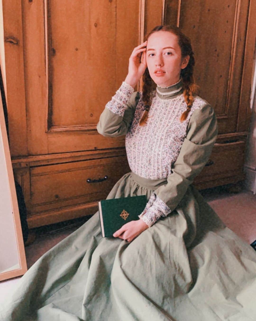 ベッキー・クルーエルのインスタグラム：「project complete 🧚‍♀️ my newest handmade dress, following an original Gunne Sax pattern 9585 (Simplicity) with modifications. ⁣ ⁣ As most of you know, I usually draft my own patterns, because I find packet patterns so hard to follow 😫 really complicated and so many technical terms! But since admiring Gunne Sax for so long and feeling the price of them is so out of my reach, when I learned you can buy original sewing patterns from them, I jumped at the chance to make my own!⁣ ⁣ This pattern was for a dress with a chiffon overlay and under-bodice, but I hate wearing chiffon so I modified it into an opaque cotton dress instead. ⁣ ⁣ I loved the challenge of this and I feel it’s finished so much more professionally than most of my other dresses! I learned a lot of new techniques!⁣ ⁣ #gunnesax #gunnesaxdress #gunnesaxbyjessica #gunnesaxstyle #pioneerwoman #prairiedress #prairiestyle #lauraashleyvintage #annewithane #anneofgreengables #sewing #handmadewithlove」