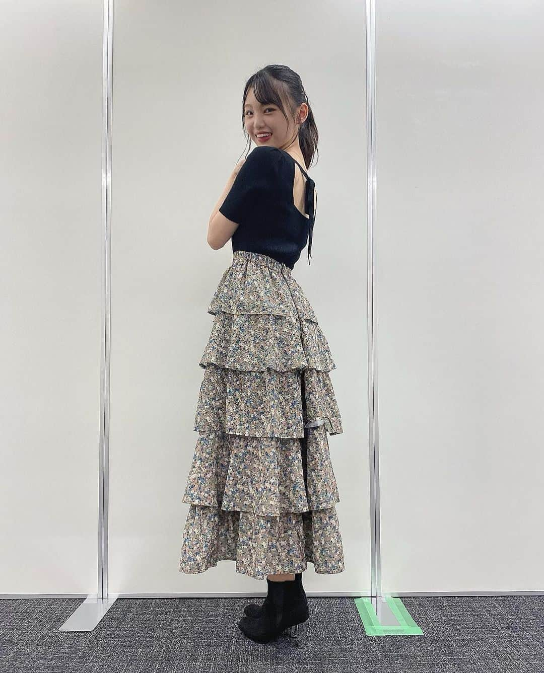 新澤菜央さんのインスタグラム写真 - (新澤菜央Instagram)「・  今日はデート服だったんですけど、  この服でデートに来るのは何点ですか？🤔  #だってだってだってだって  #オンラインお話し会  #最後の写真は９部のルームウェアです」9月26日 22時40分 - _shinshin_48