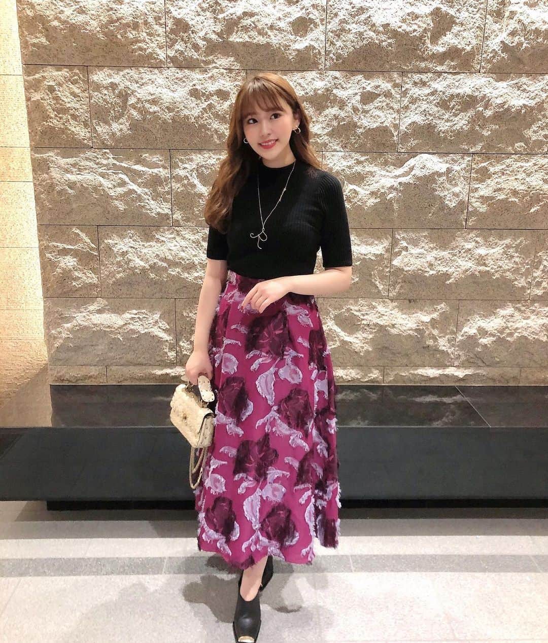 藤川沙弥のインスタグラム：「フレアスカート集めてしまいがち♡ パープルベースが可愛いskt💜 ショートブーツを 久々に履いて秋気分🍂  @viaggioblu_ のボトムは サイズ展開がxsからあるので ミニサイズの方もおすすめ🥰💓  #viaggioblu #jlounge_style」