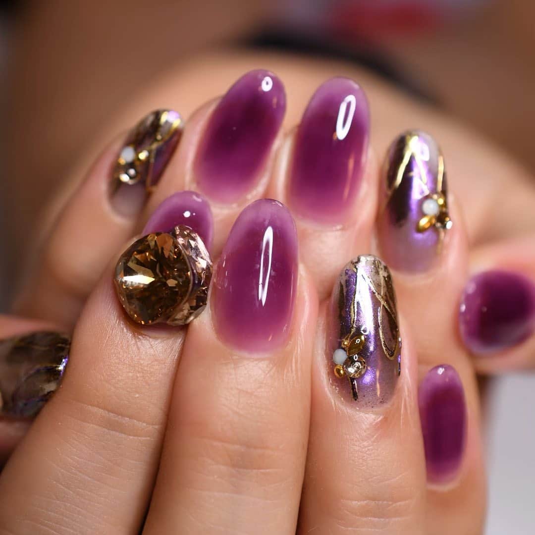 Yuka Maeda ::manicurelistのインスタグラム：「. . Salon data▼ ＝＝＝＝＝＝＝＝＝＝＝＝＝＝＝＝＝＝＝＝ . CADENAS -nail eyelash salon- ●Nail artist  @yuka.maeda  @yuki_cadenas ●eyelash　@cadenaseyelash  ゲストに愛と感動を…♡ . 【 LINE ＠cadenas 】 ご予約/お問い合わせはLINEよりお気軽に🤲 ▶︎▶︎#cadenasnail デザインアップしてます♡  price…★⭐︎Instagram特別キャンペーン中⭐︎★ . 「インスタ見たよ👀」と LINEからご予約で特別プライス7500円！！ . ※ご新規様限定 ※キャラクターや特殊なエレメント等のみ 別途料金いただく場合ございます🙇🏻‍♀️ . . price…初回8000円（オフ込み） access…大阪市北区堂山町16-1  中崎町駅  徒歩5分 /  梅田駅  徒歩6分 . tel… 06-4792-8617 ＝＝＝＝＝＝＝＝＝＝＝＝＝＝＝＝＝＝＝＝ . . .  #中崎町ネイルサロン #梅田ネイルサロン #大阪ネイルサロン #関西ネイルサロン #インスタネイル #instanails #instanail #トレンドネイル #ネイルサンプル #ニュアンスネイルデザイン  #ネイルブック #ニュアンスネイル #ネイルチェンジ #今月のネイル #にゅーねいる #秋ネイル #ミラーネイル  #ネイル大好き #シンプルネイル #ネイル部 #女子力向上委員会 #女子力 #女子力ネイル #アートネイル #パープルネイル #ニューネイル  #ナノソル #ナノソルcc  #ナノソル販売店大阪」