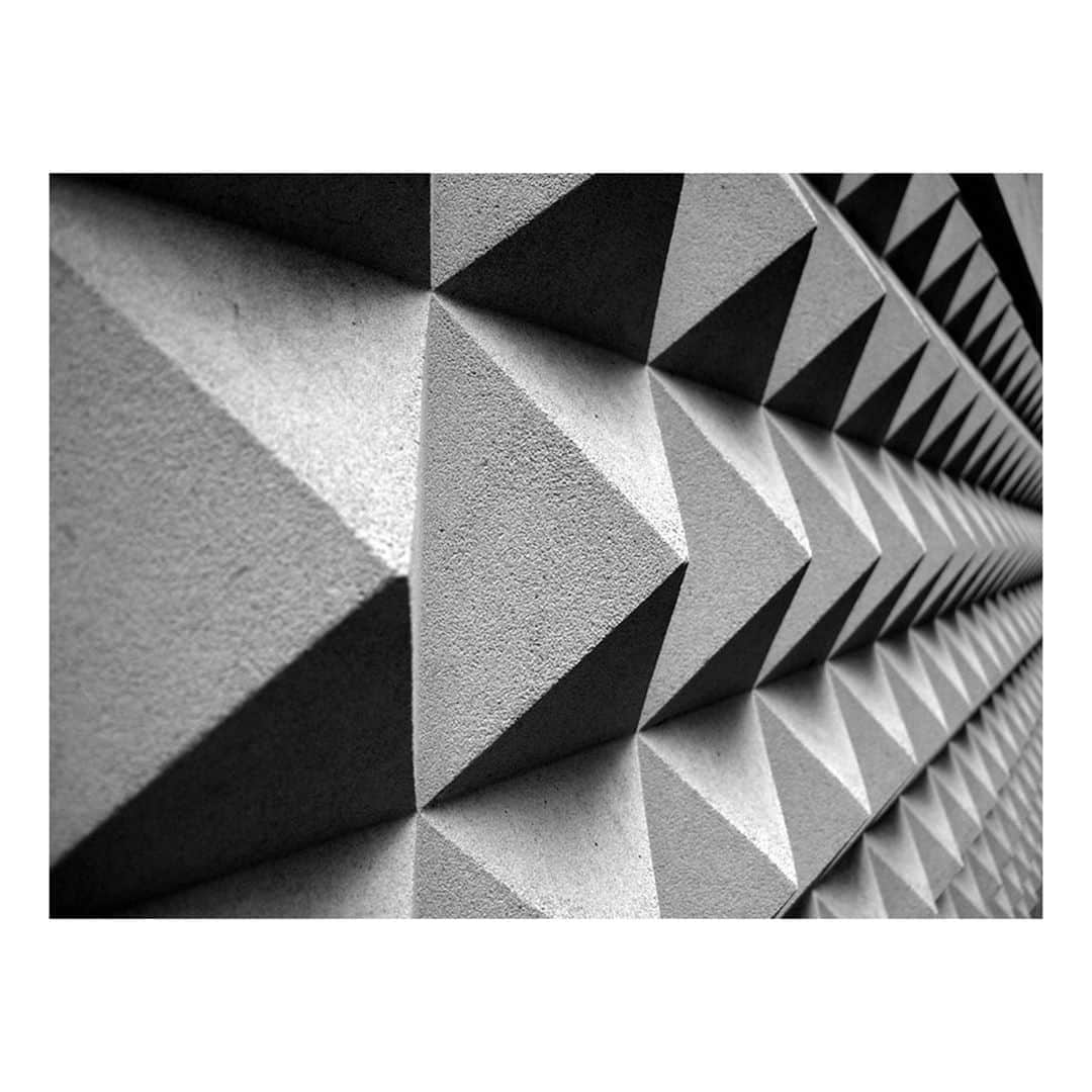 デビッドヤーマンのインスタグラム：「Inspiration is everywhere. David’s son, Evan Yurman, explores the play of light and the sculptural properties of metal through the pyramid—an enduring form that connects us to our ancient roots in art, architecture and design. #DavidYurman」