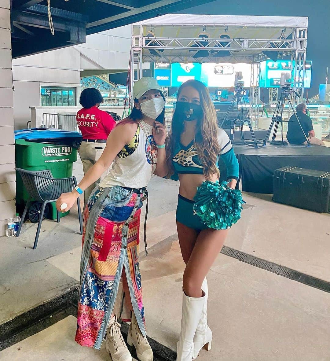 のインスタグラム：「Super fun time with Hikaru!!💕💕 I'm soooo happy to see her🥰❤️ . . ひかるちゃんが試合に来てくれたー😍🥺❤️ 昨日は一緒に遊んだよ❤️ こうしてたまにひかるちゃんと会えるのが嬉しくて仕方ない💕 楽し過ぎてアドレナリン出っ放し！！😍😍😍❤️❤️❤️ ひかるちゃんの試合観に行くのが楽しみ🥰 . . #jacsonville #jaguars #gojags #nfl #aew #prowrestler #cheerleader #nflcheerleader #america #americandream #duuuval #gameday #チア #アメリカ生活 #チアリーダー #夢 #挑戦 #意志あるところに道は開ける #challenge #chance #shidahikaru」