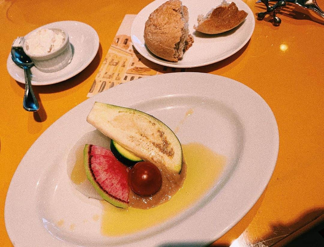 井上志帆子さんのインスタグラム写真 - (井上志帆子Instagram)「ちょっと前の写真。ここのパン美味しすぎて、しかもおかわりしていいけんメインの前にお腹パンパンなる🍞 ご飯の写真見返すの楽しい🐷」9月26日 22時47分 - shiriko0316